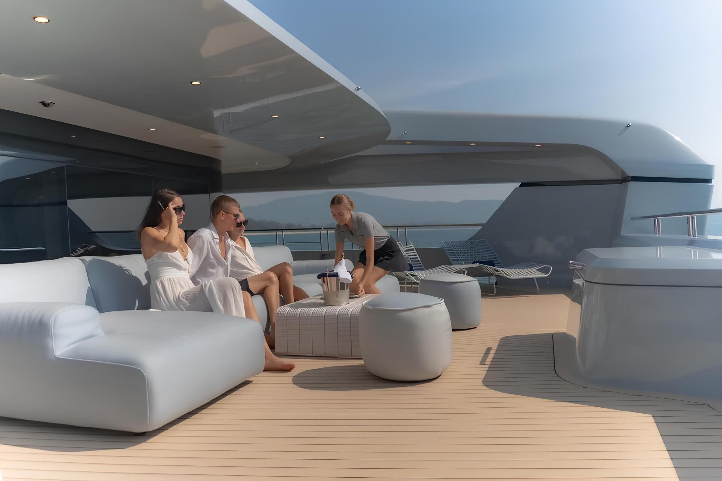 Зона отдыха на верхней палубе/Upper deck lounge area