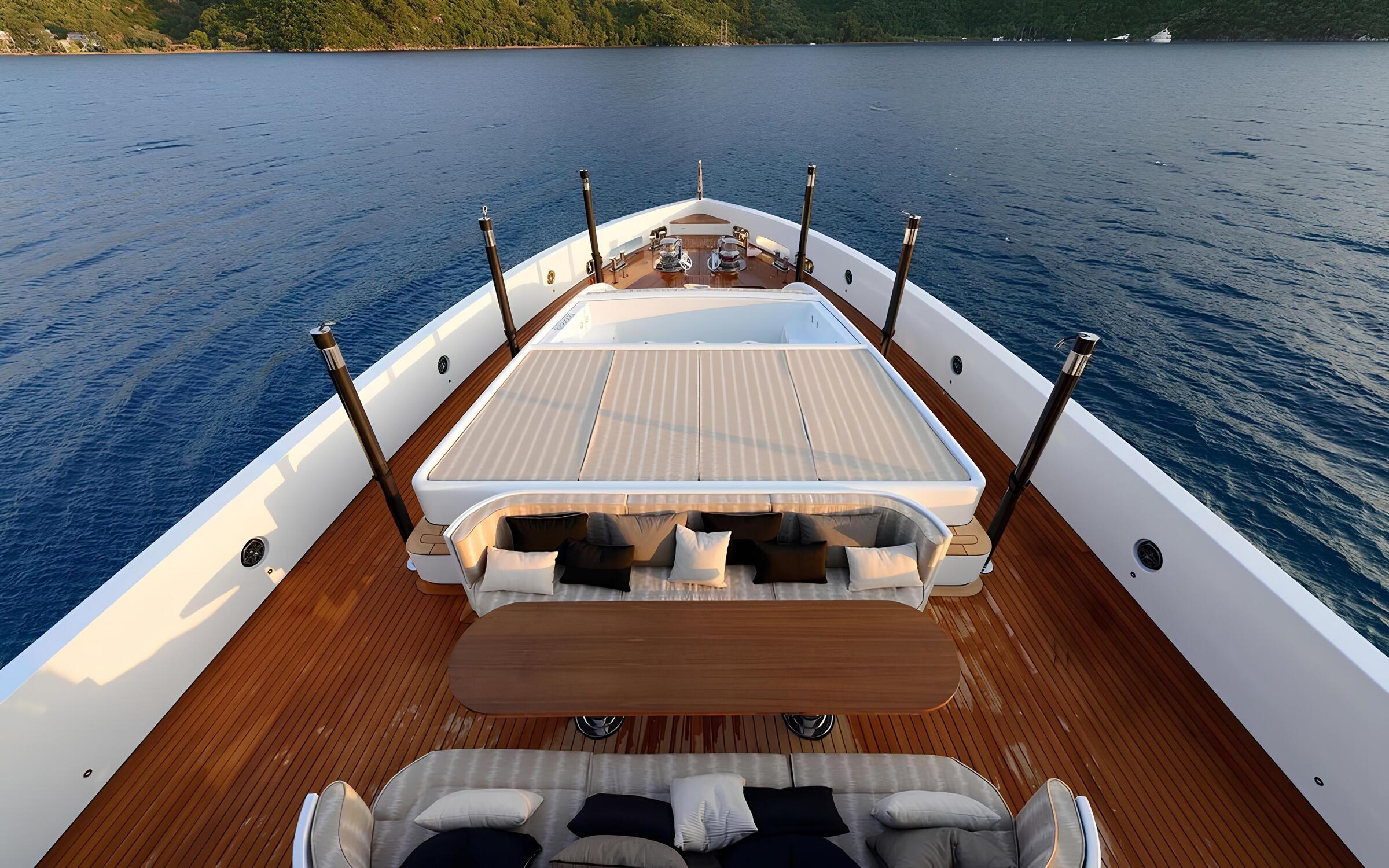 Зона отдыха на носу/Bow lounge area
