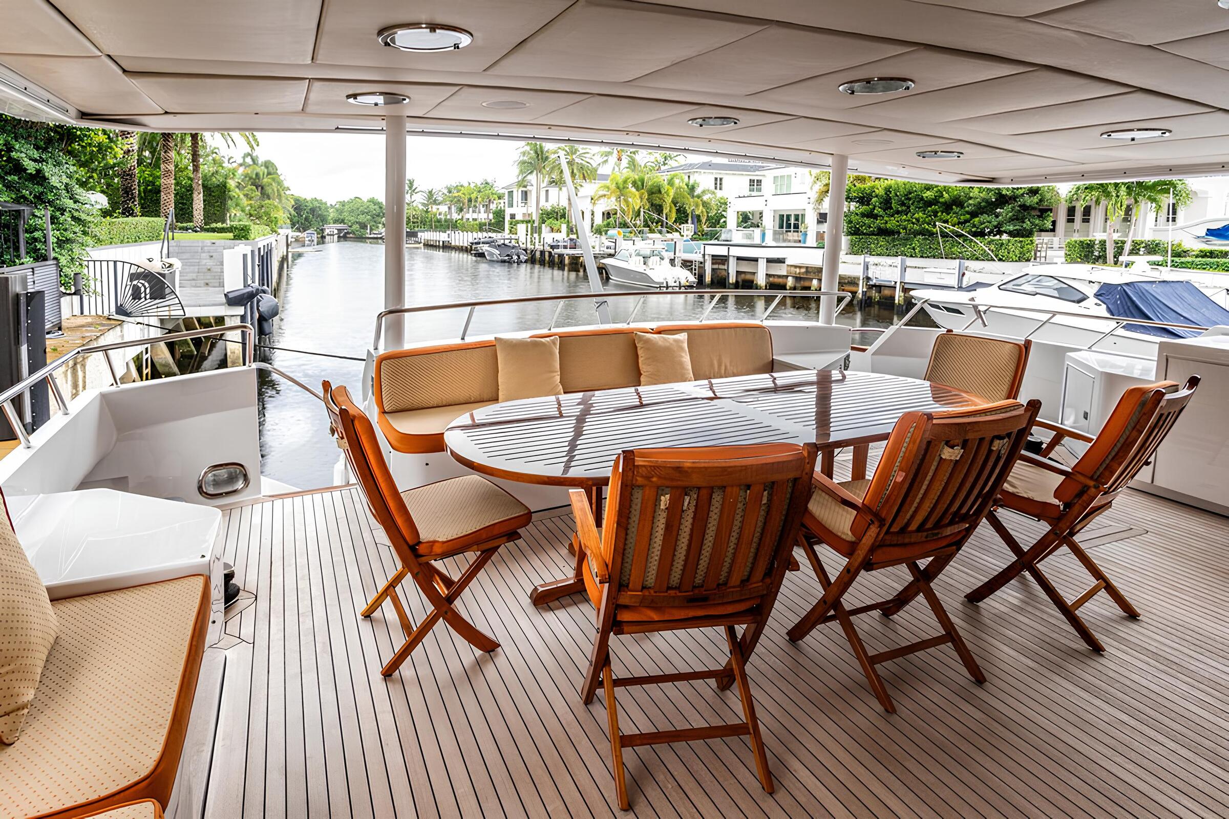 Обеденная зона на корме главной палубы/Aft main deck dining area