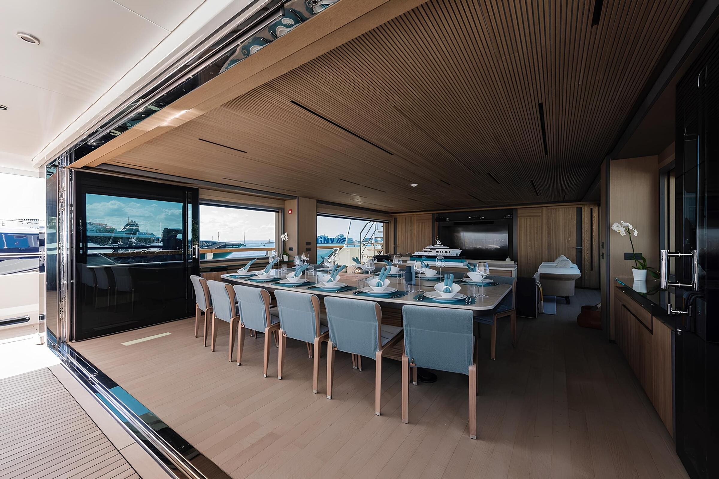 Обеденная зона в салоне на верхней палубе/Upper deck saloon dining area