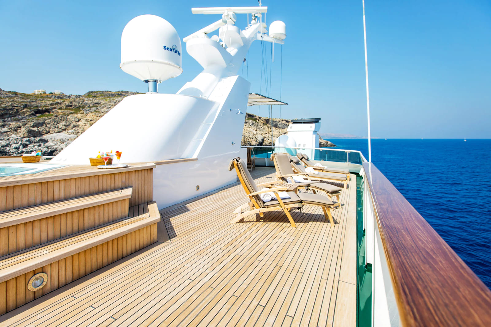 Зона отдыха на сандеке/Sundeck lounge area
