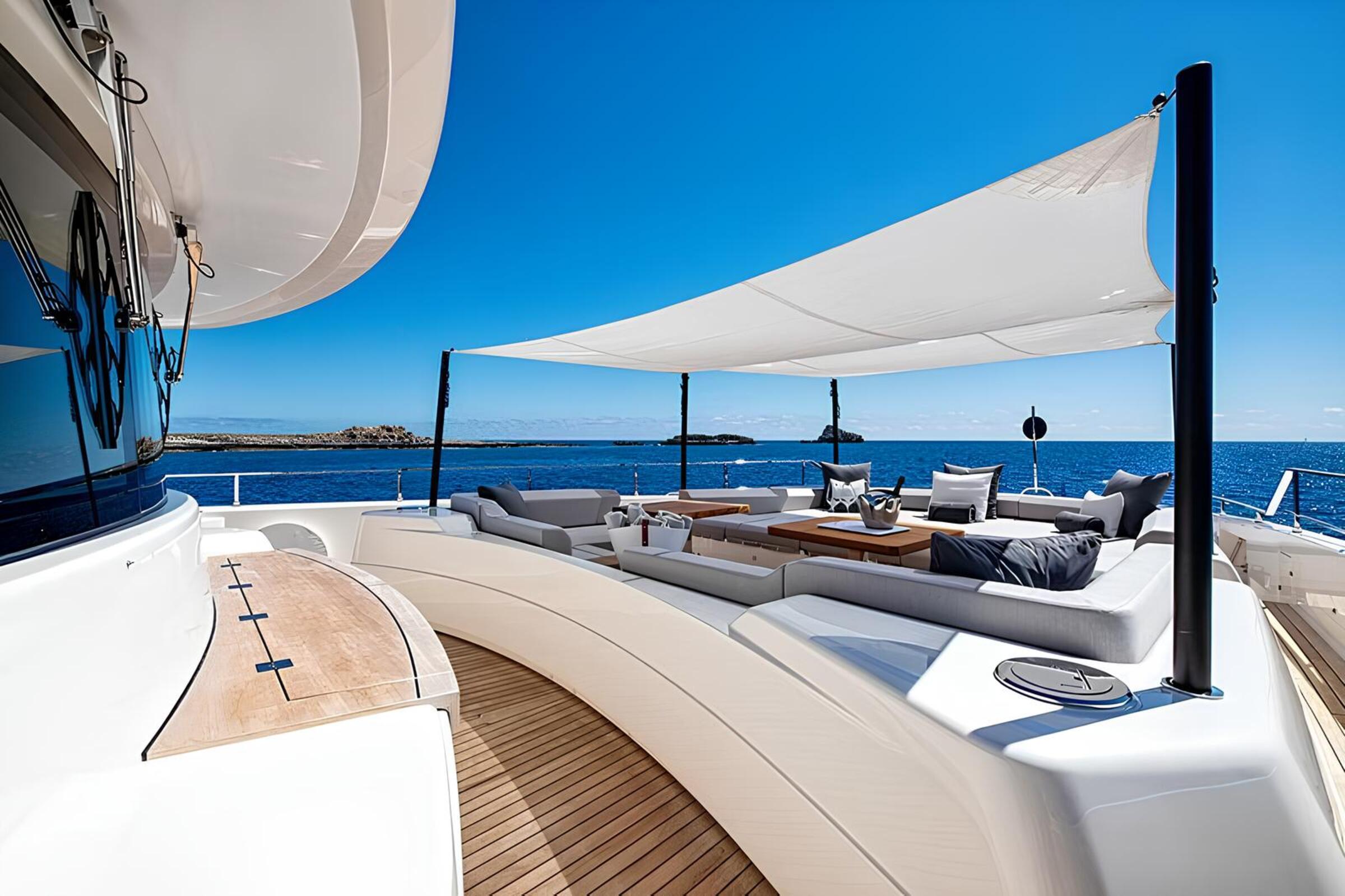 Зона отдыха на носу/Bow lounge area