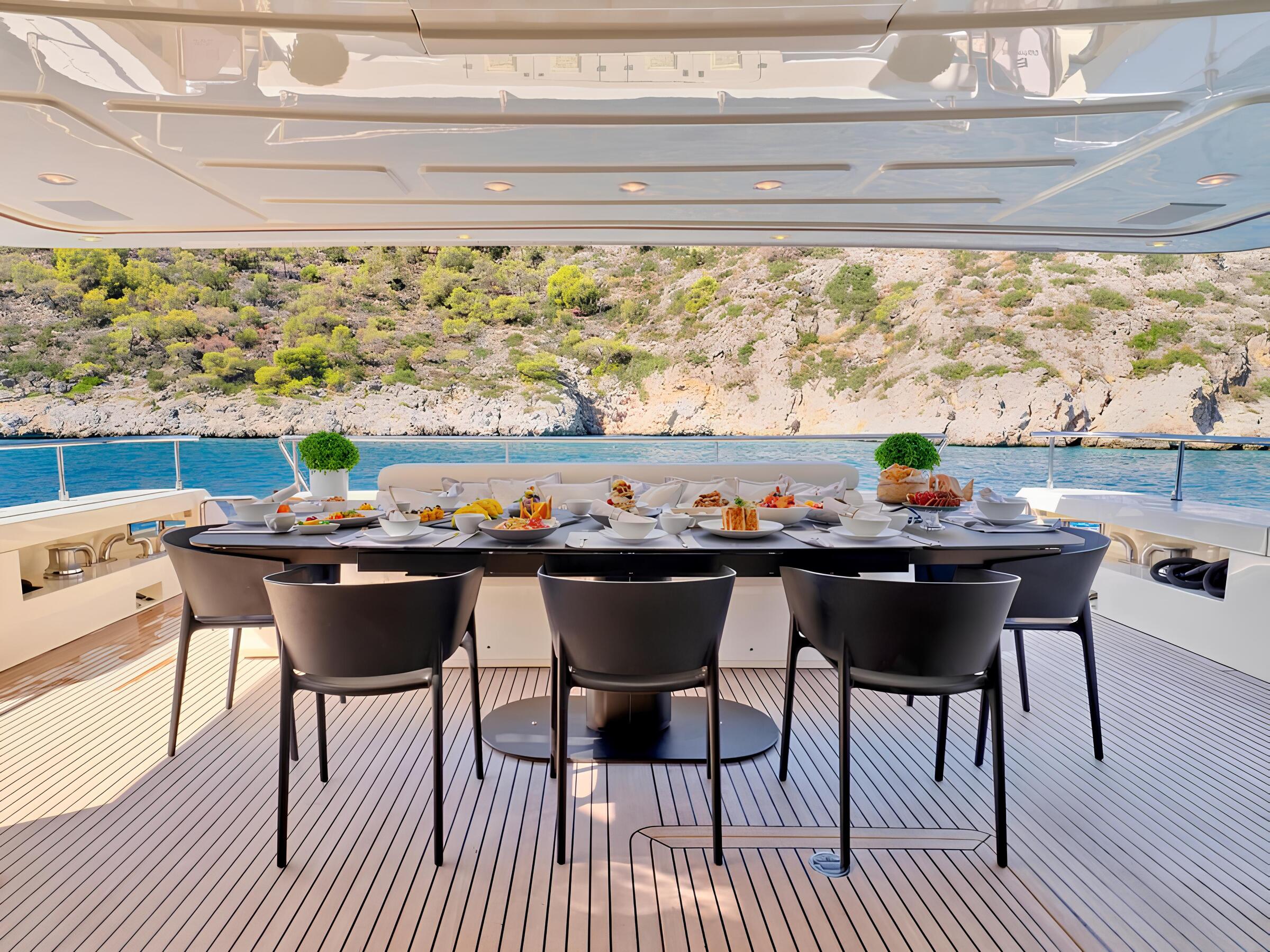 Обеденная зона на корме главной палубы/Aft main deck dining area