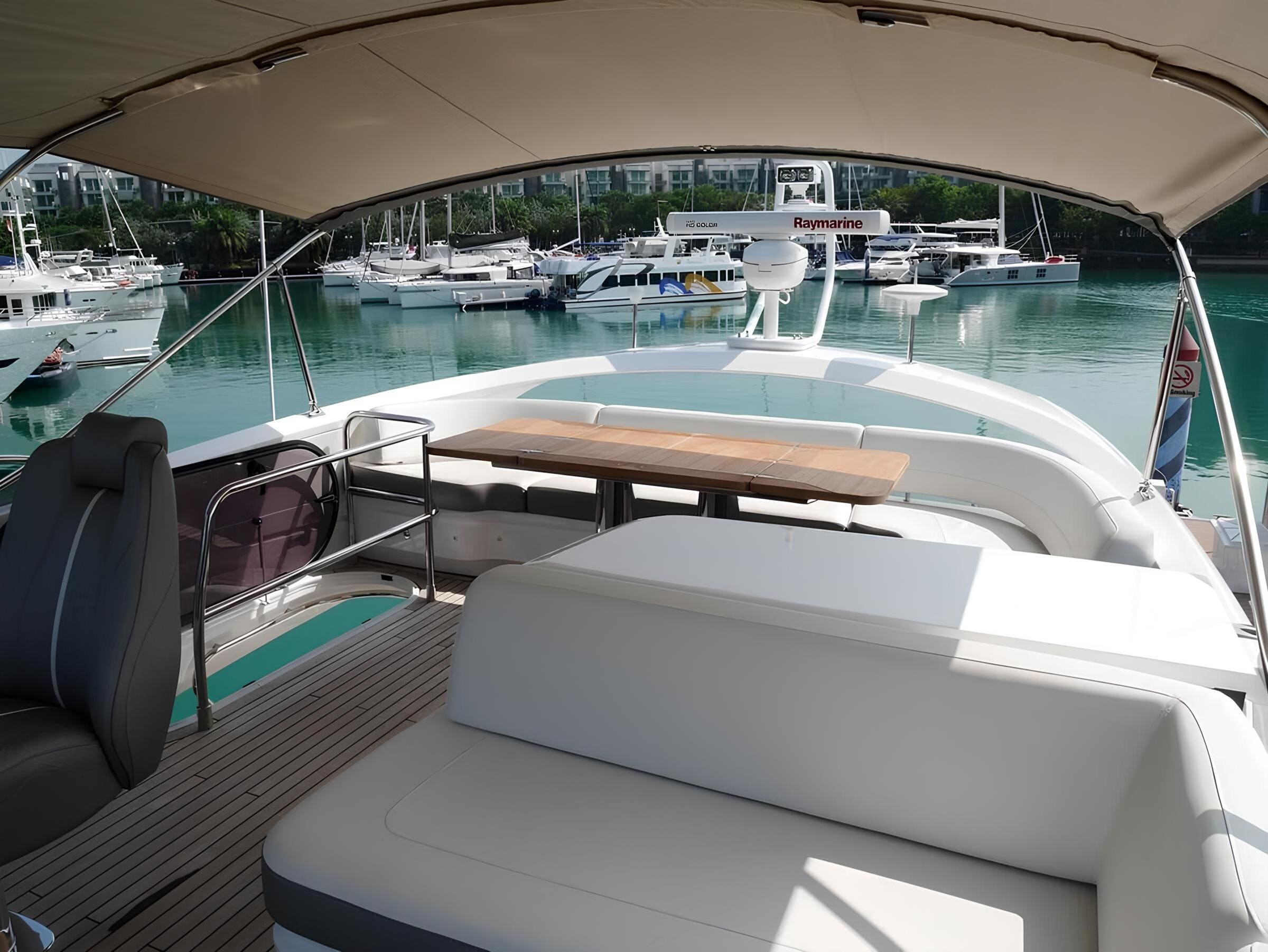 Зона отдыха на флайбридже/Flybridge lounge area