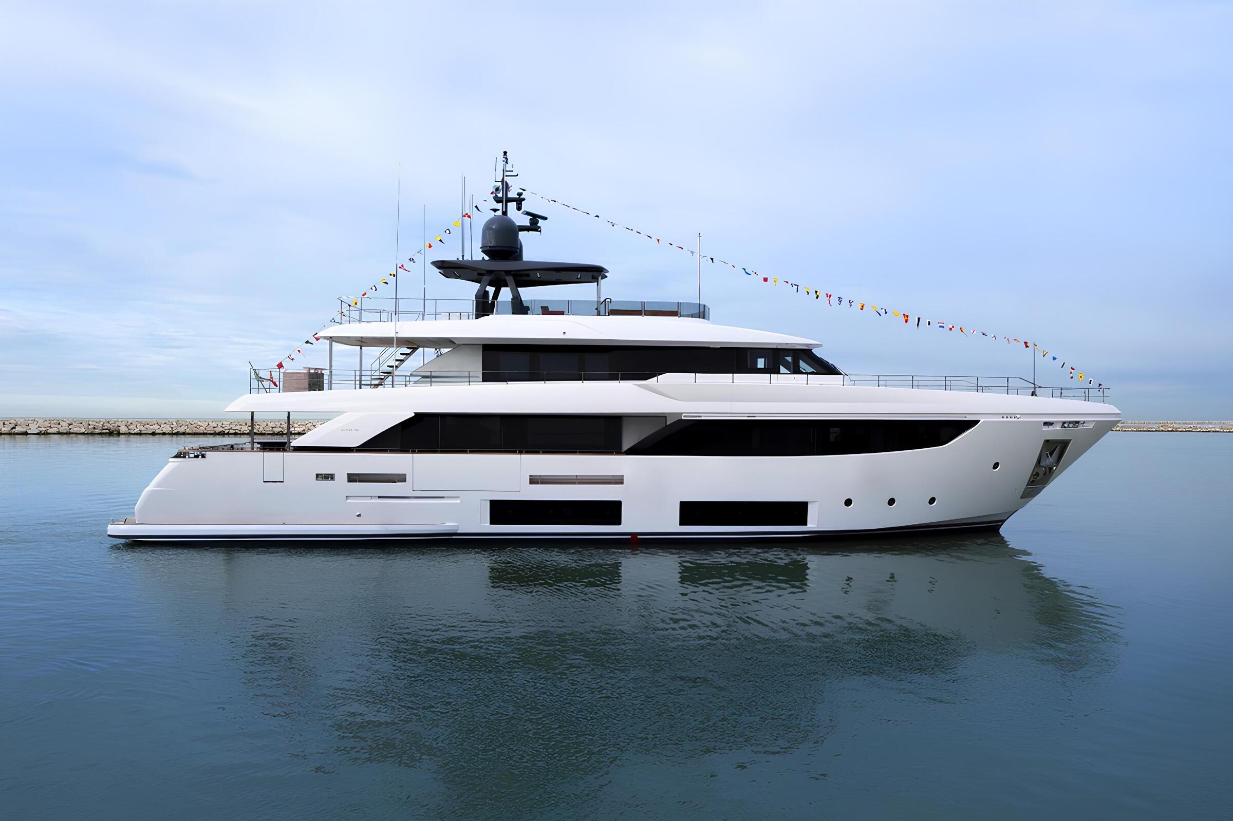 Экстерьер Custom Line Navetta 33 2022 MY HAIAMI/Exterior Custom Line Navetta 33 2022 MY HAIAMI