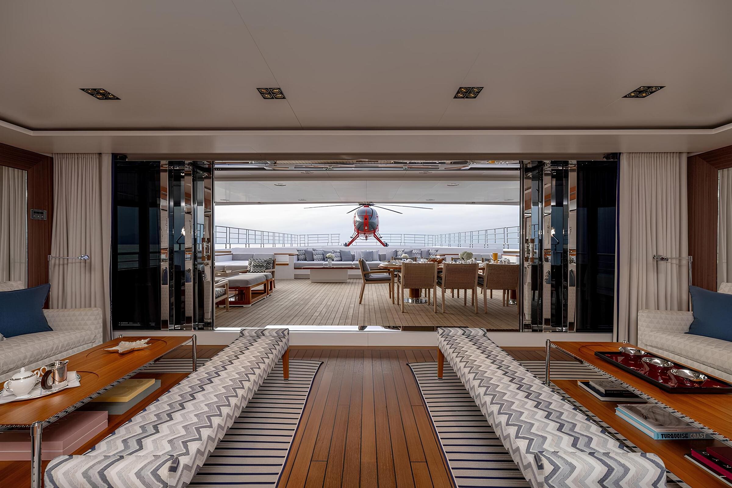Зона отдыха в главном салоне/Main salon lounge area