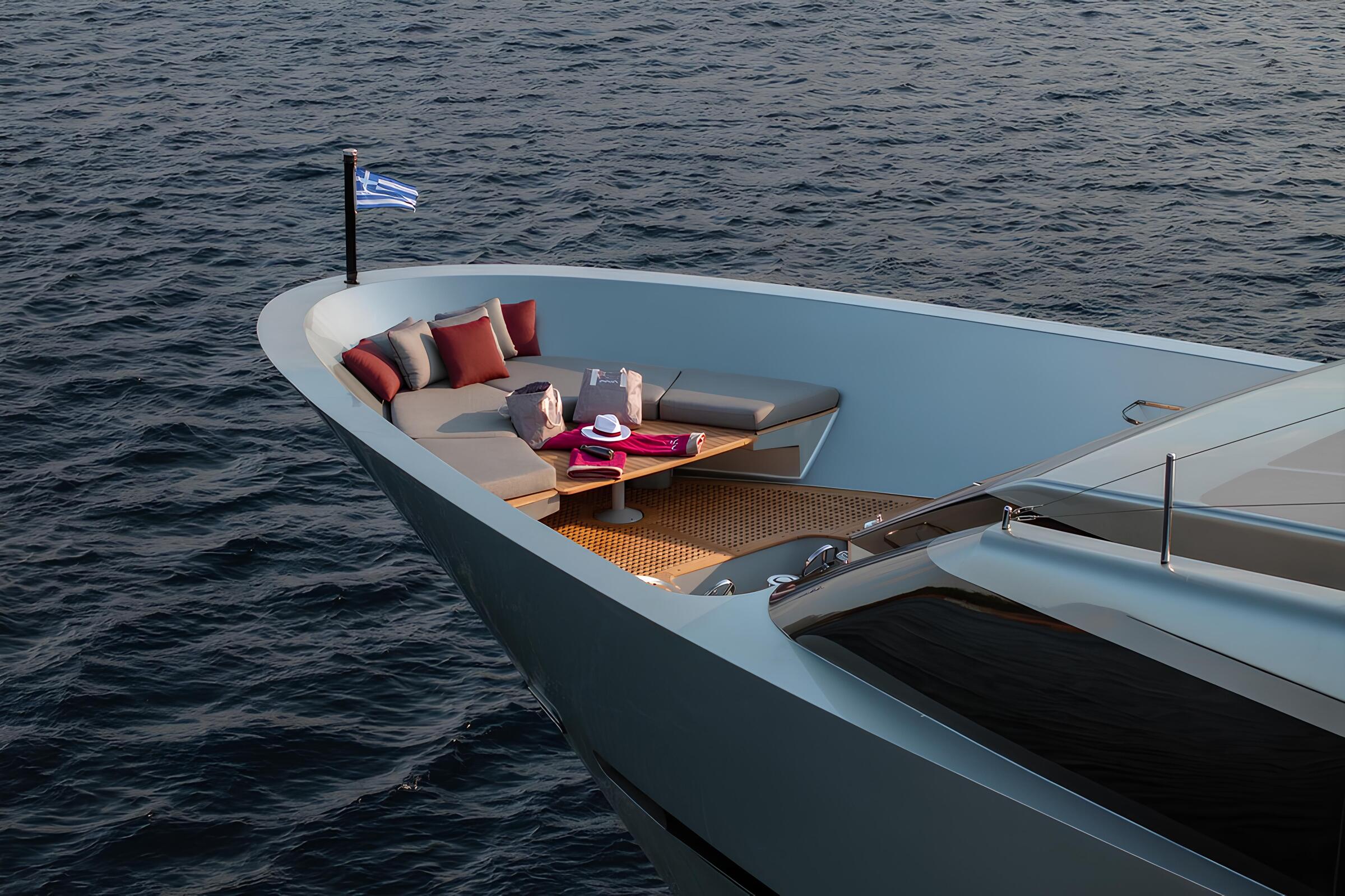 Зона отдыха на носу/Bow lounge area