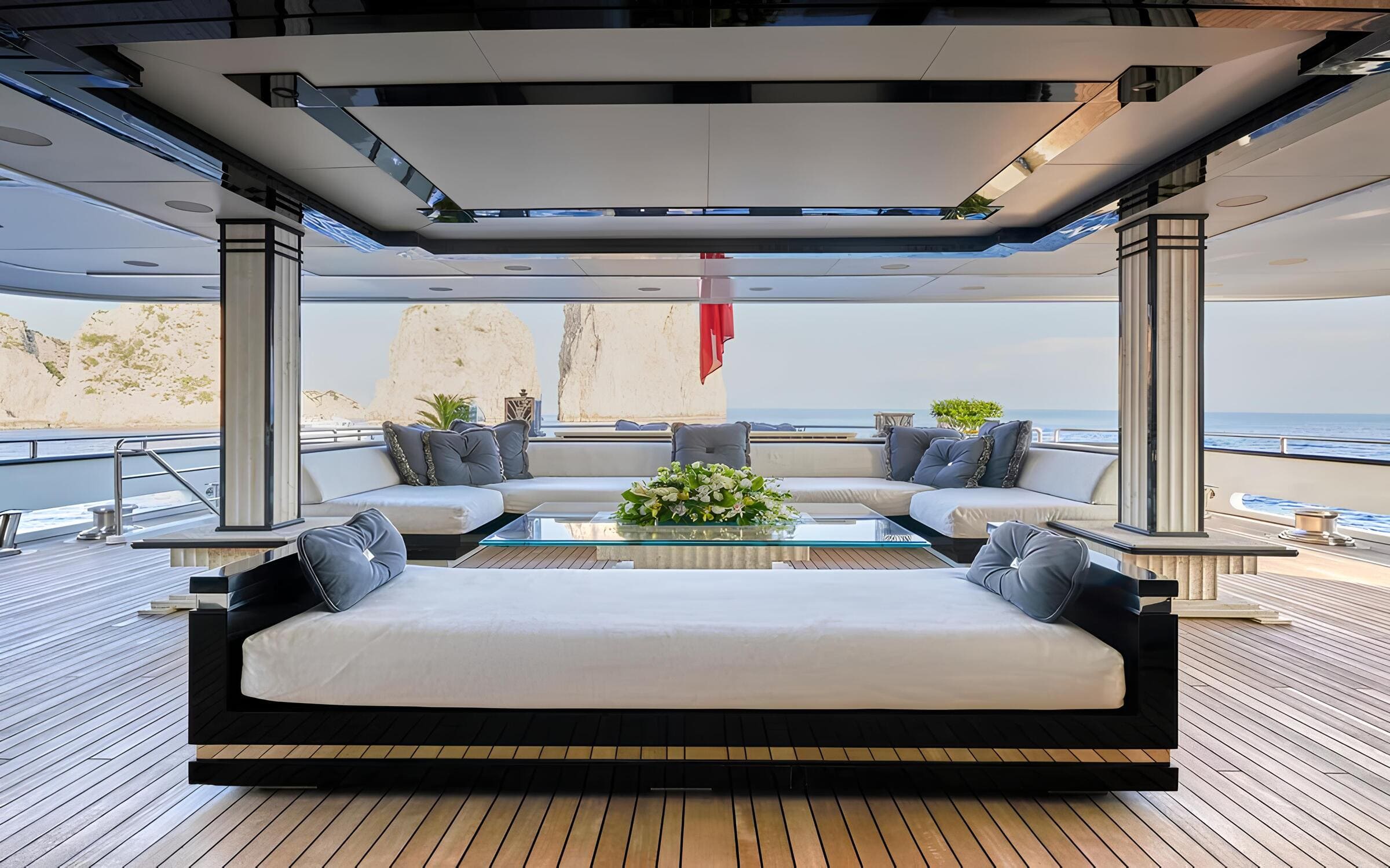 Зона отдыха на корме верхней палубы/Aft upper deck lounge area