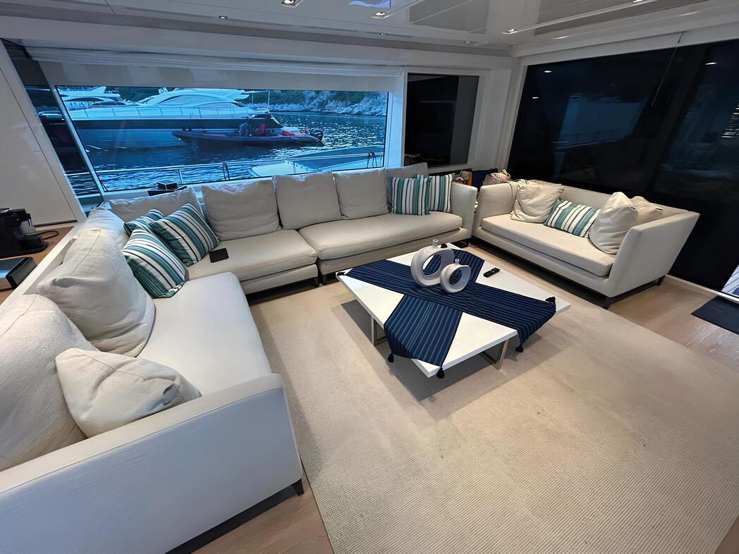 Зона отдыха в главном салоне/Main salon lounge area 