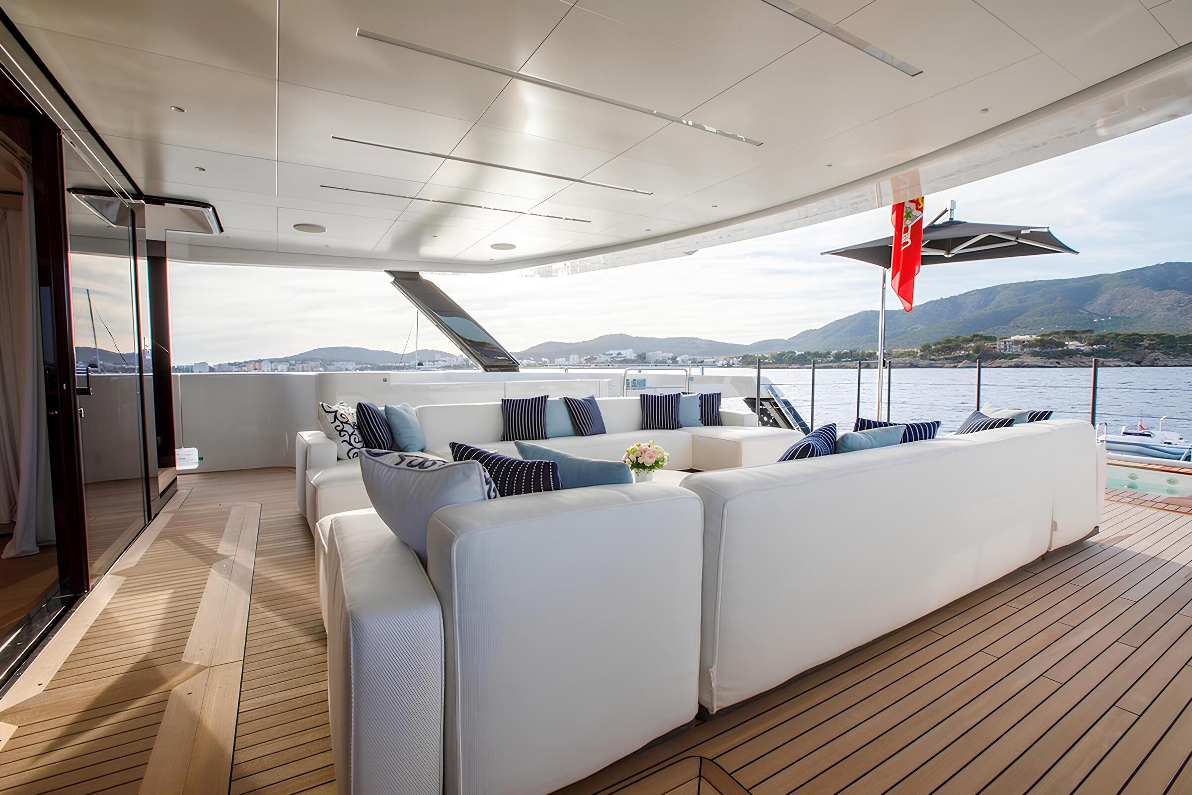 Зона отдыха на корме главной палубы/Aft main deck lounge area