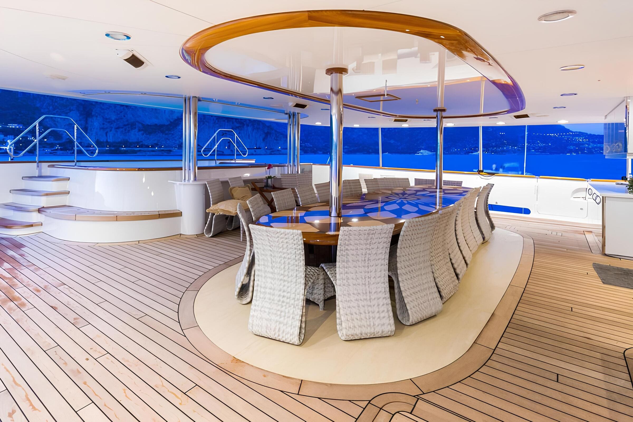 Обеденная зона на корме главной палубы/Aft main deck dining area