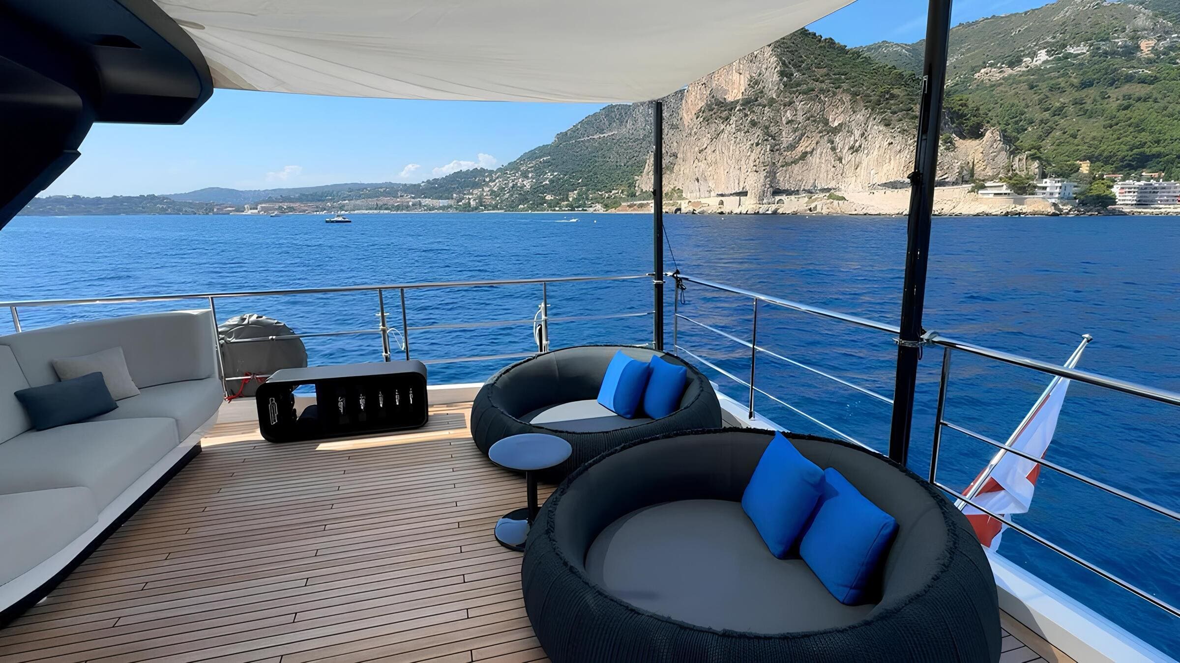 Зона отдыха на флайбридже/Flybridge lounge area