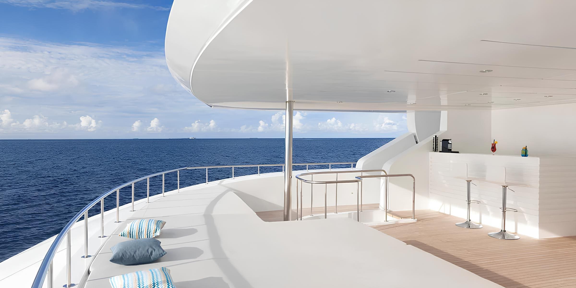 Зона отдыха на корме верхней палубы/Aft upper deck lounge area
