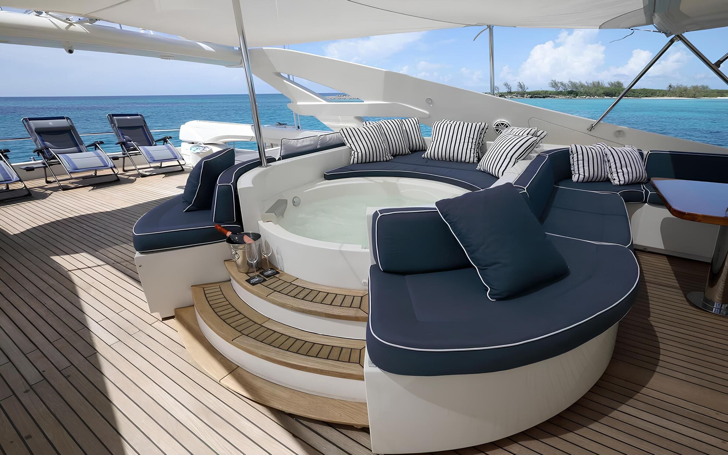 Джакузи на флайбридже/Flybridge jacuzzi