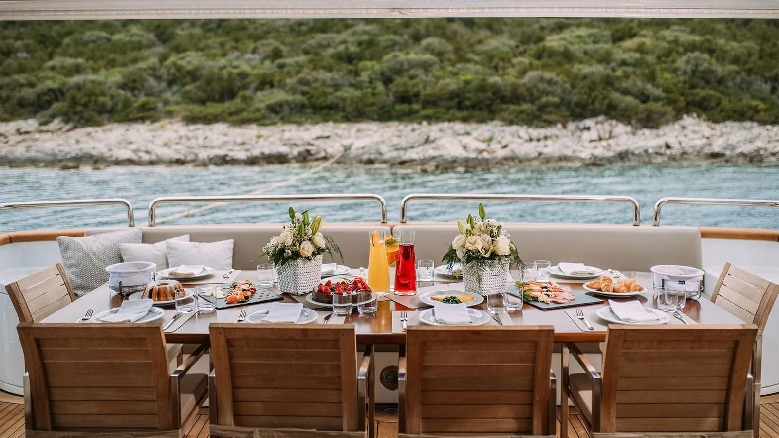 Обеденная зона на корме/Aft dining area