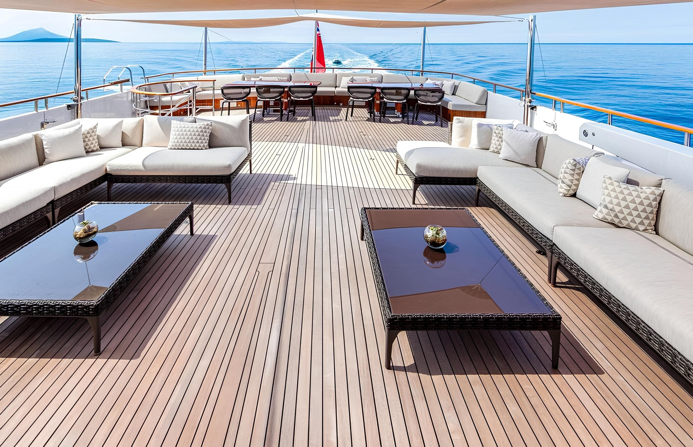 Зона отдыха на корме верхней палубы/Aft upper deck lounge area