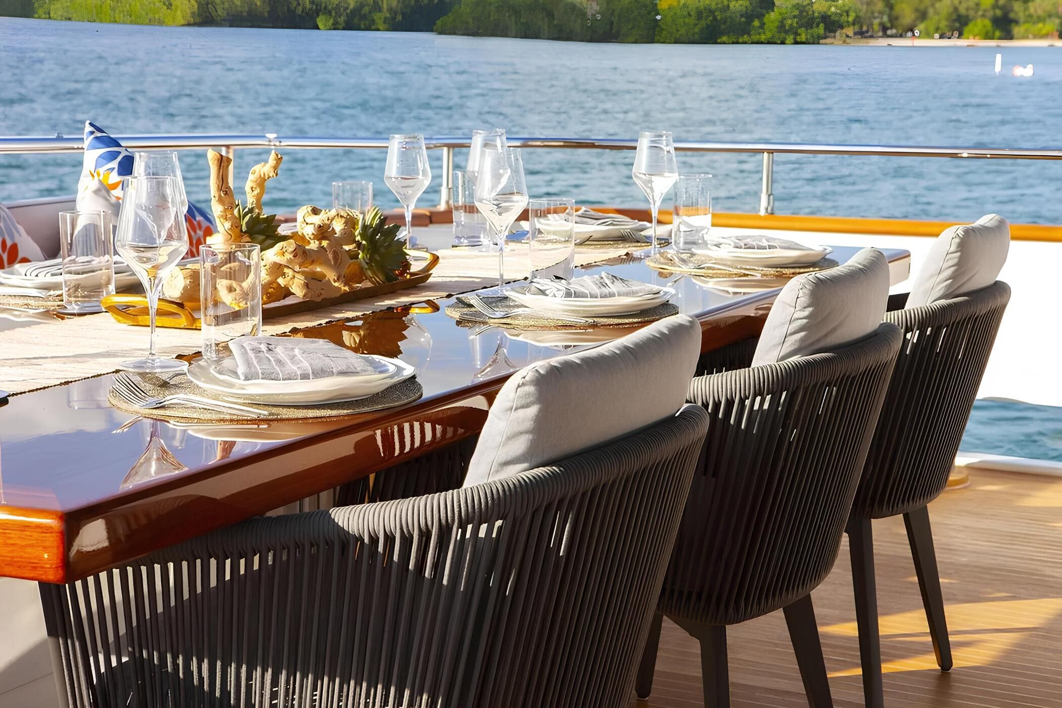 Обеденная зона на корме главной палубы/Aft main deck dining area