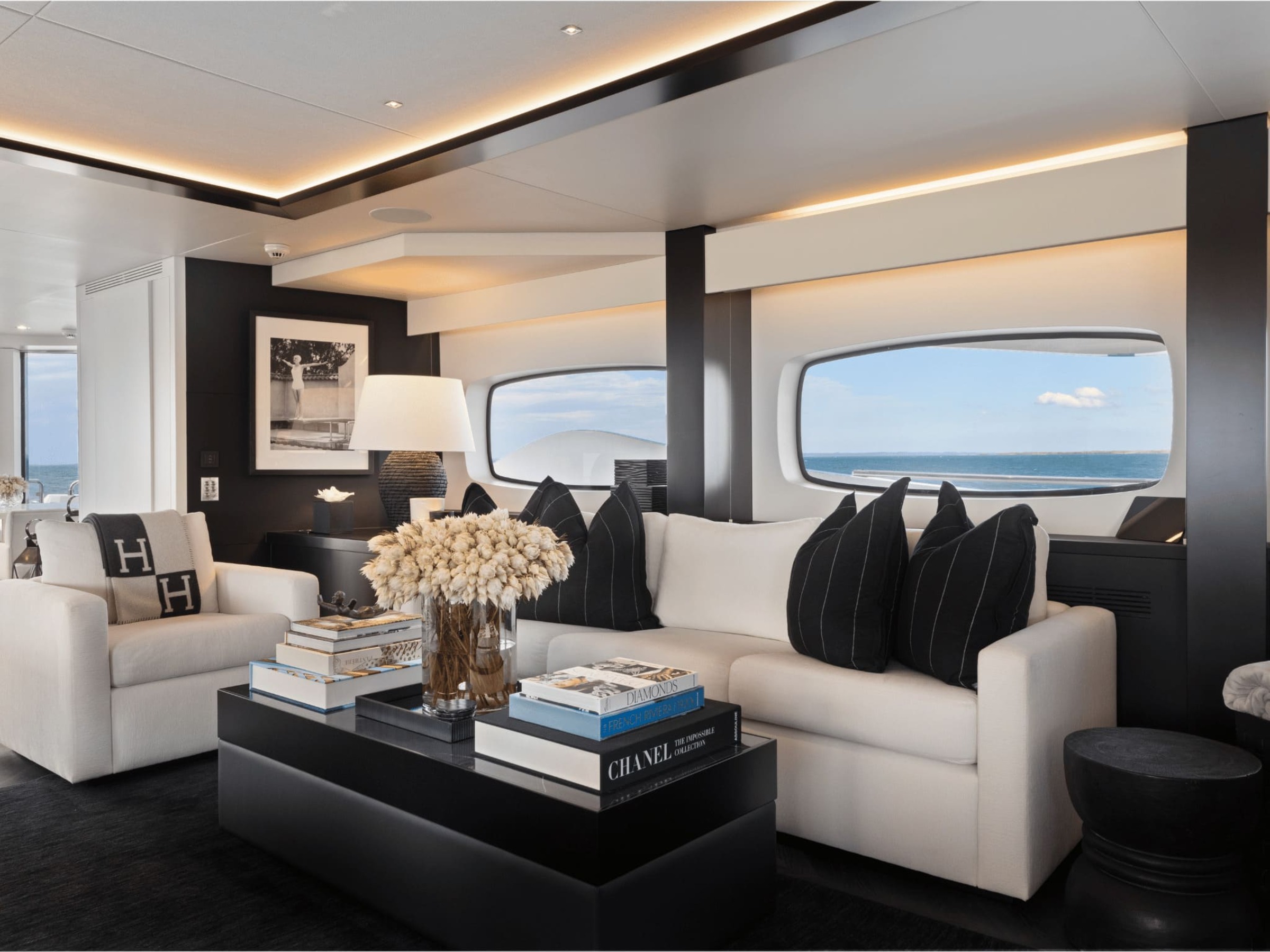 Зона отдыха в главном салоне/Main salon lounge area