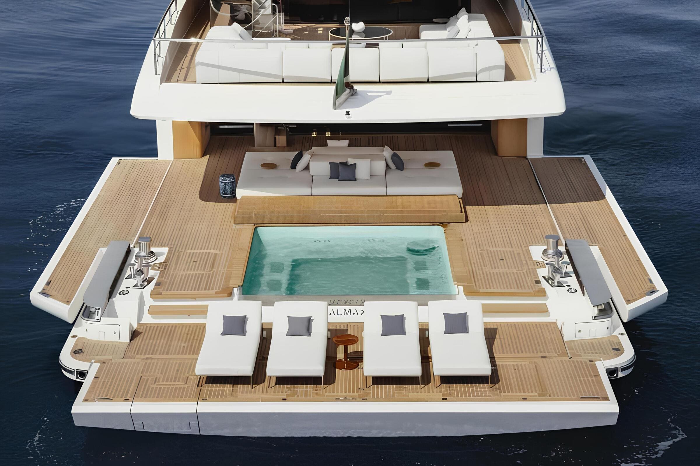 Зона отдыха на корме нижней палубы/Aft lower deck lounge area