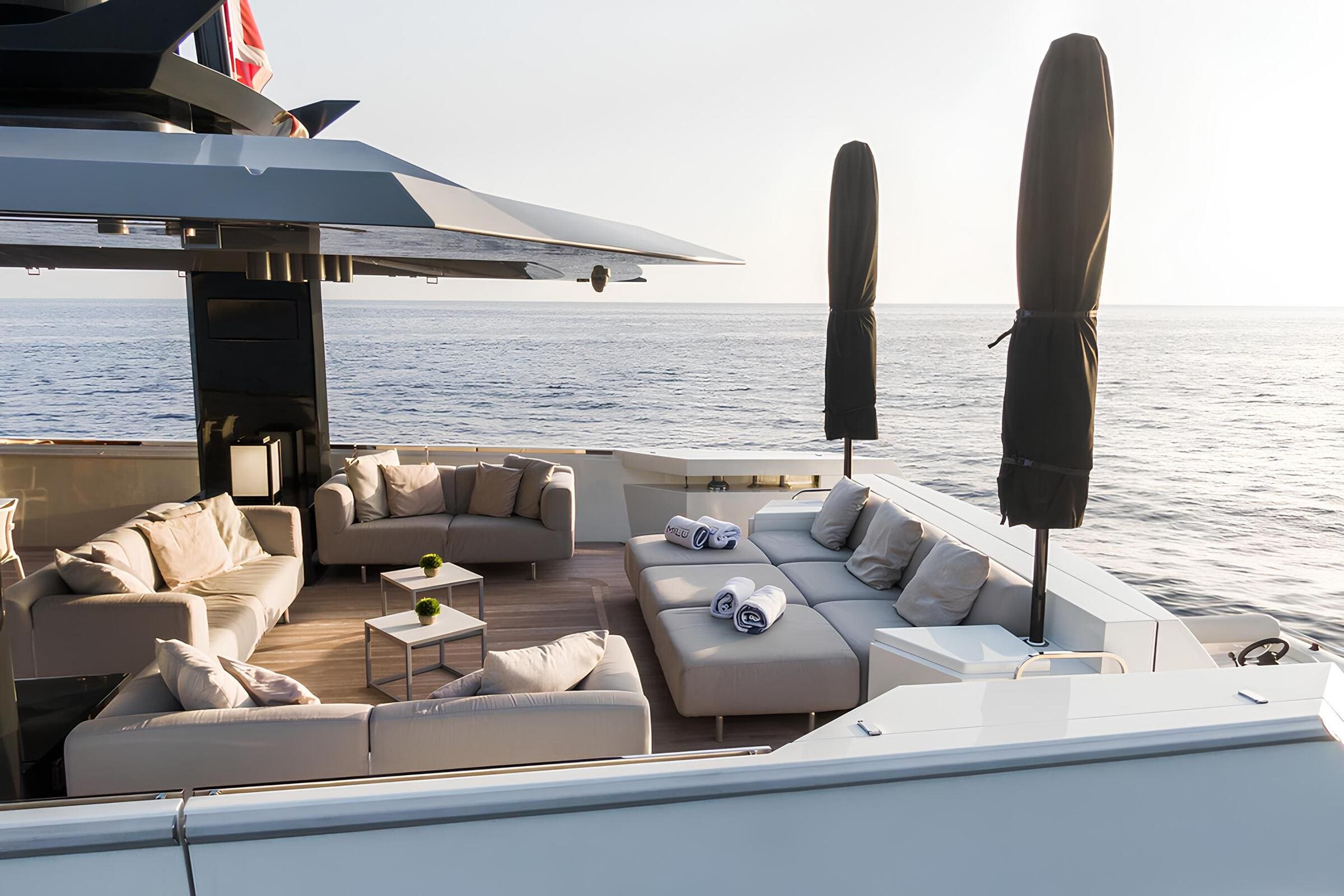 Зона отдыха на корме главной палубы/Aft main deck lounge area