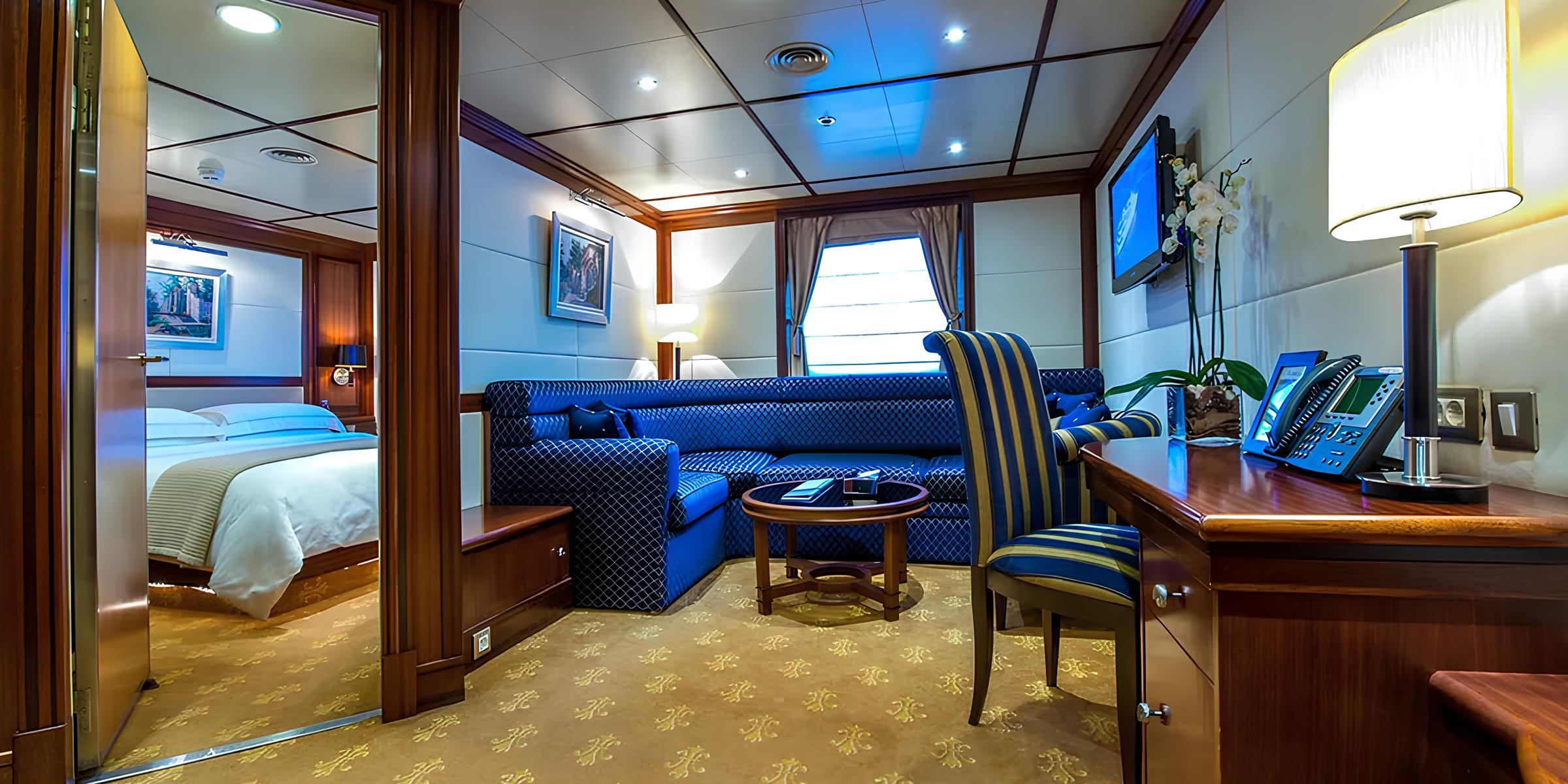 Кабинет в каюте владельца/Office in the master cabin