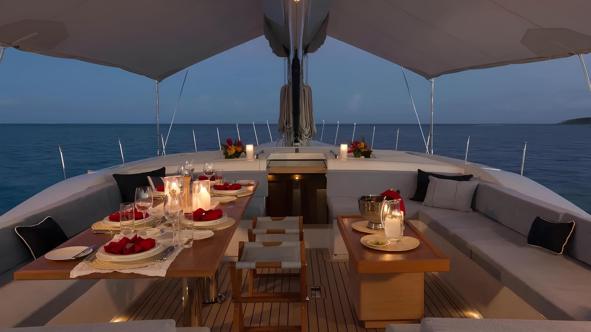 Обеденная зона на главной палубе/Main deck dining area