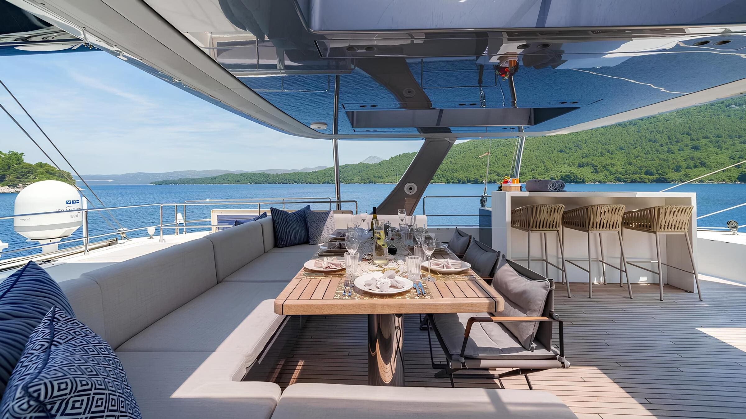 Обеденная зона на флайбридже/Flybridge dining area