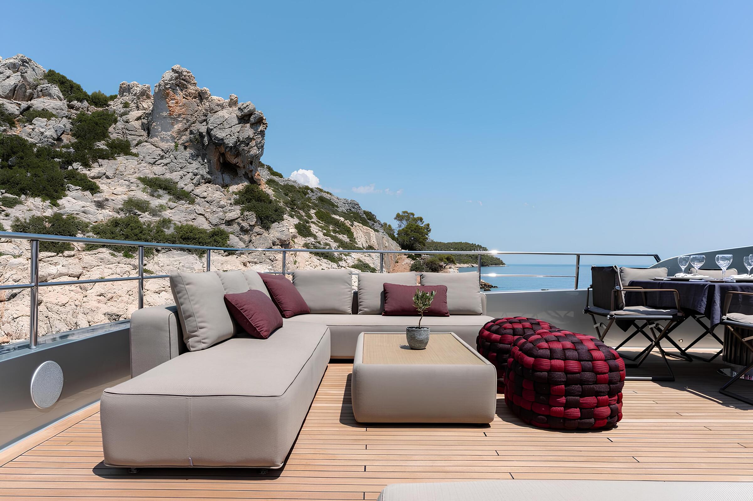 Зона отдыха на корме верхней палубы/Aft upper deck lounge area