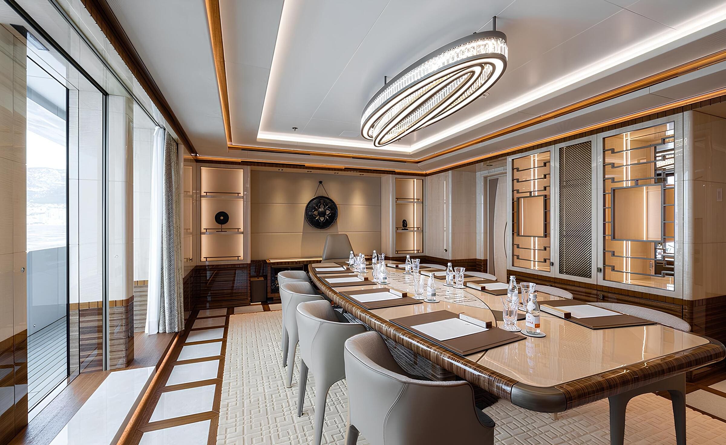Обеденная зона в главном салоне/Main salon dining area