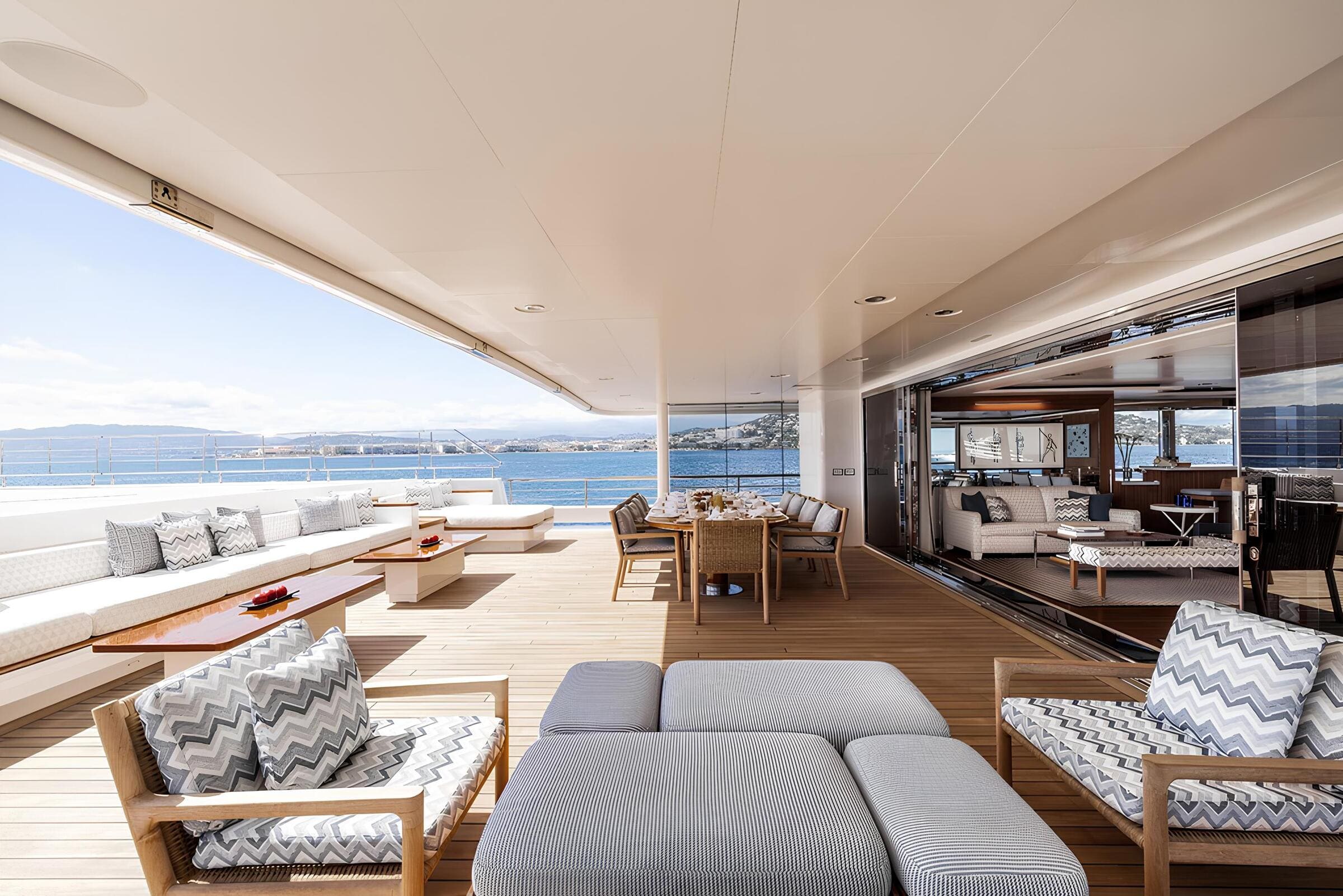 Зона отдыха на корме главной палубы/Aft main deck lounge area