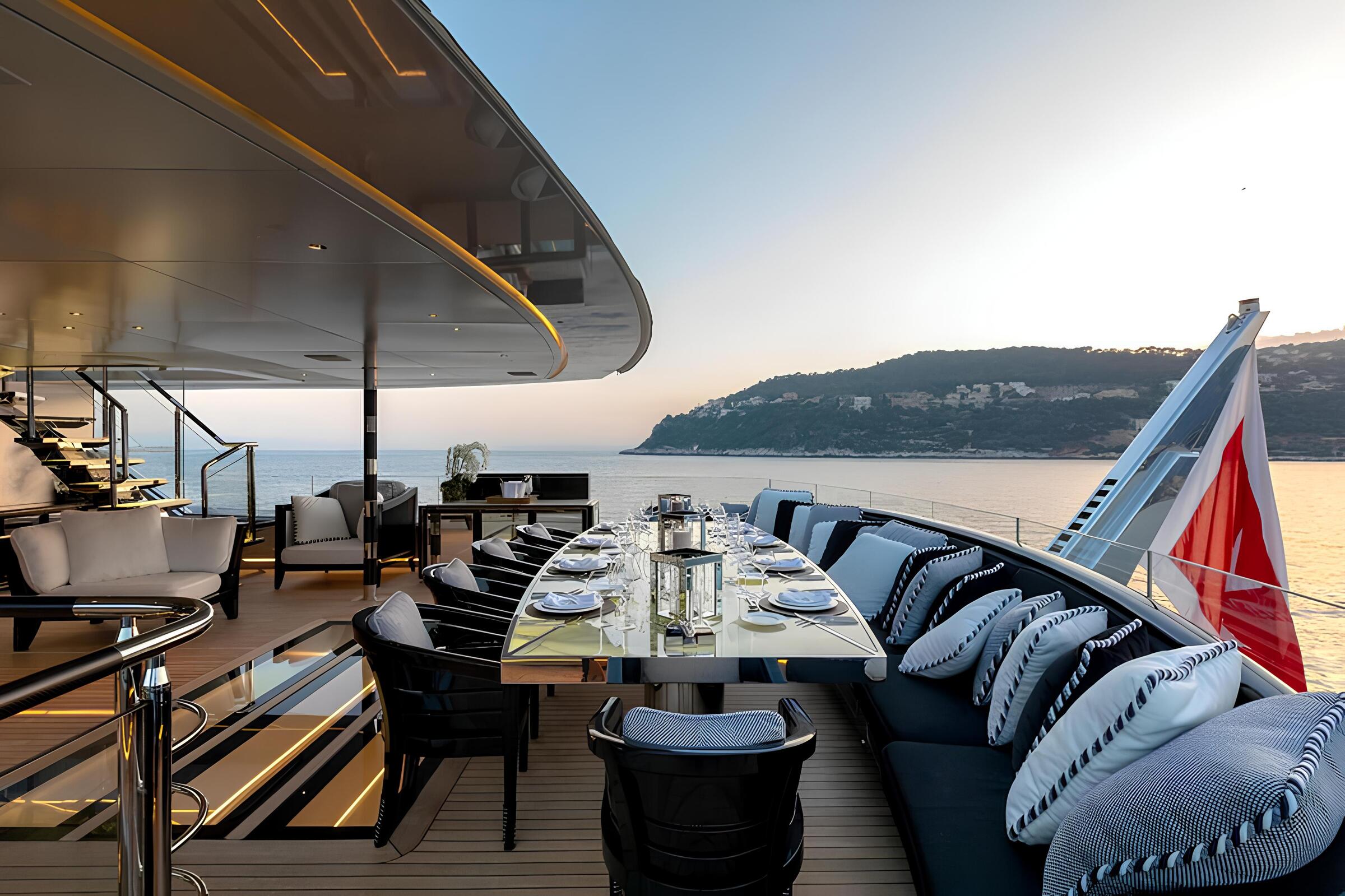Обеденная зона на корме главной палубы/Aft main deck dining area