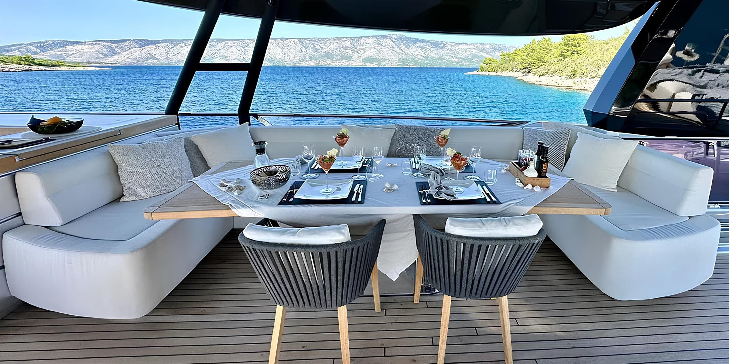 Обеденная зона на сандеке/Sundeck dining area