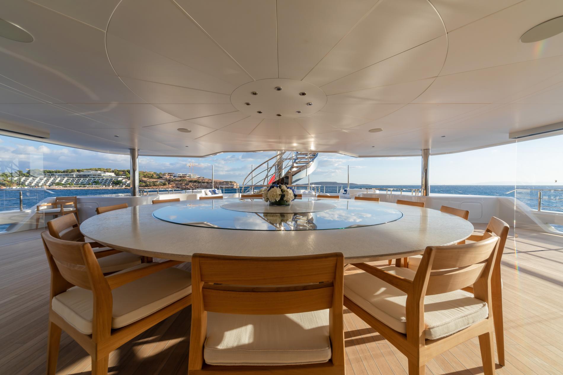 Обеденная зона на корме главной палубы/Aft main deck dining area