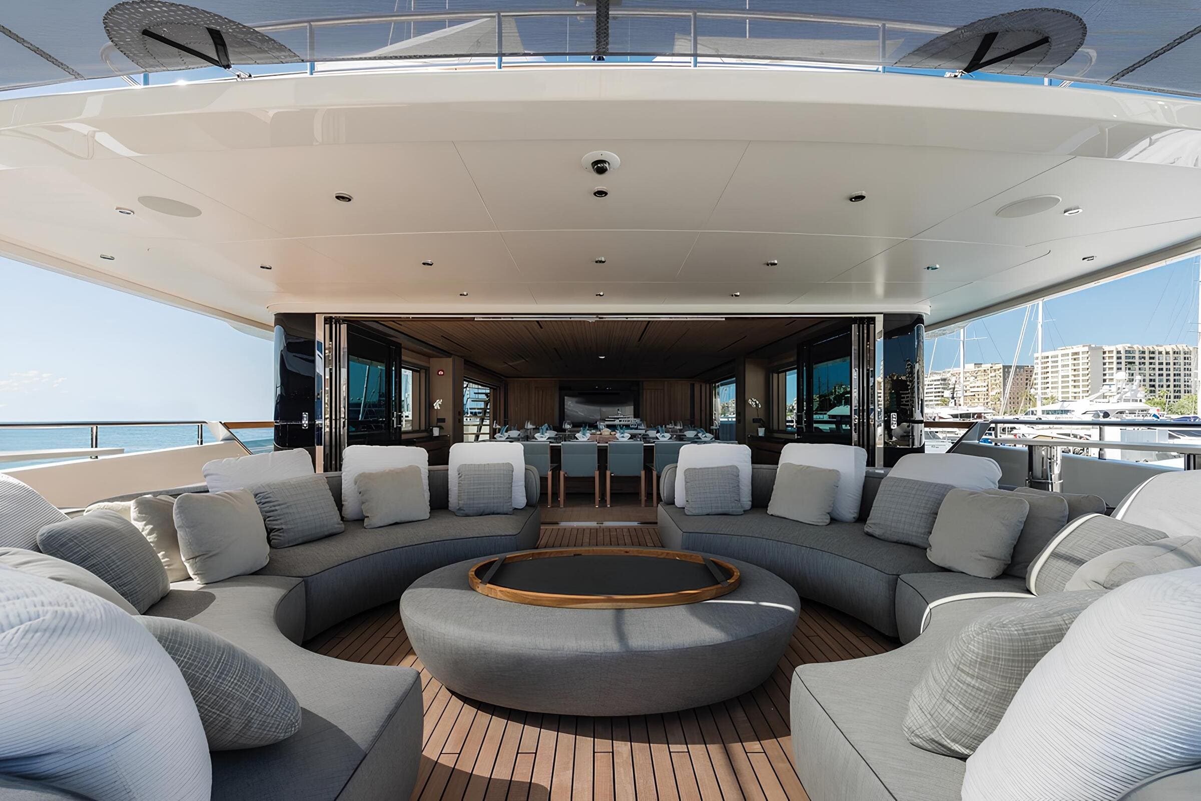 Зона отдыха на корме верхней палубы/Aft upper deck lounge area