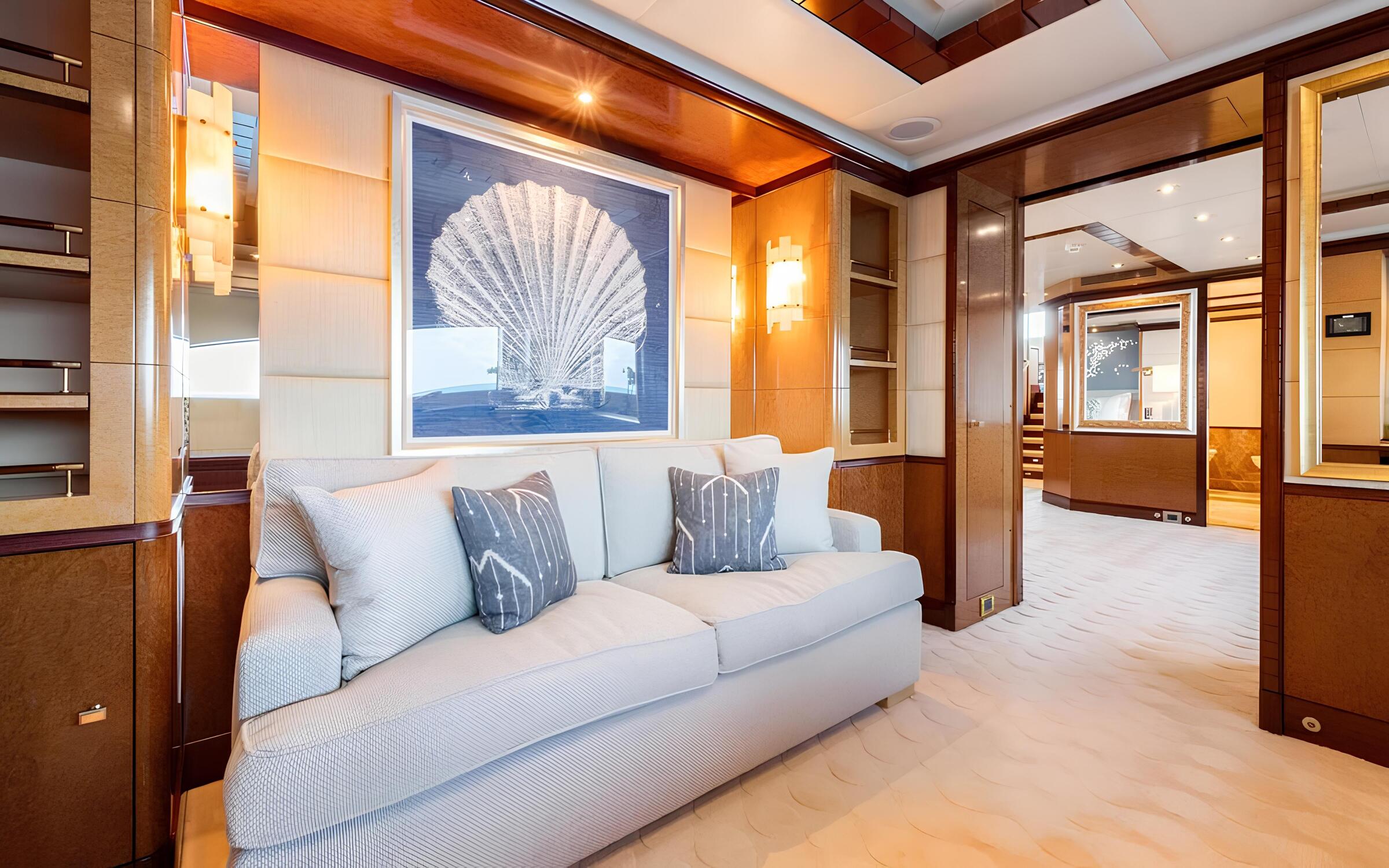 Зона отдыха в каюте владельца/Master cabin lounge area