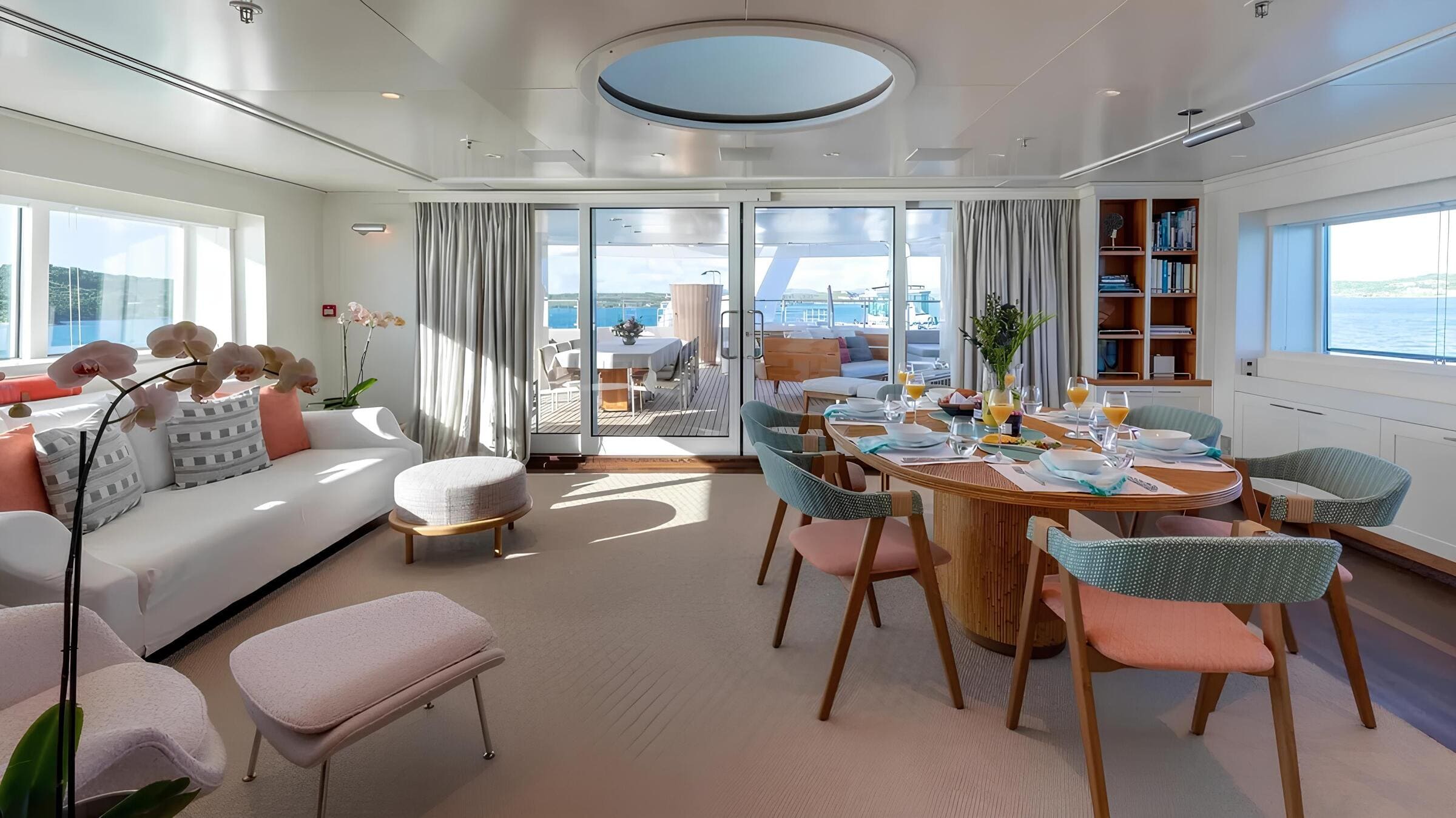 Обеденная зона в салоне на верхней палубе/Upper deck saloon dining area