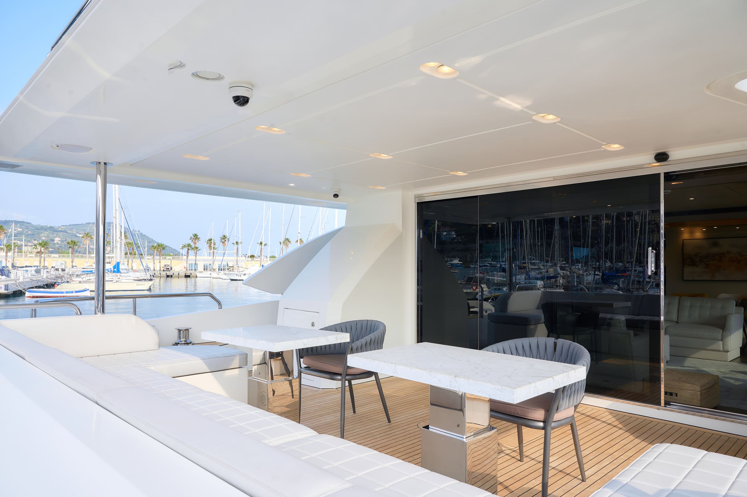 Обеденная зона в кокпите/Cockpit dining area
