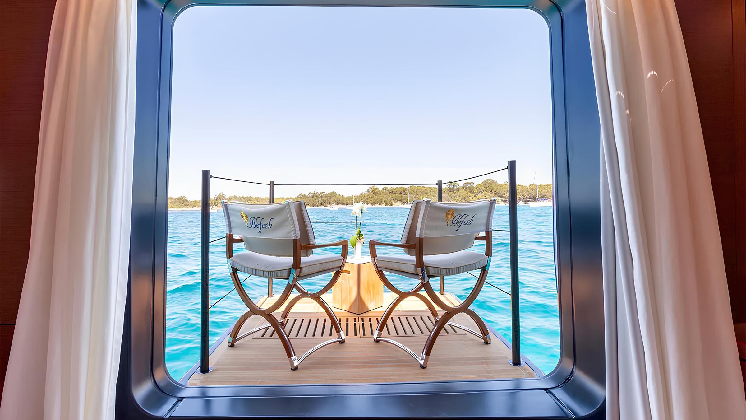Откидной балкон по правому борту/Folding starboard balcony