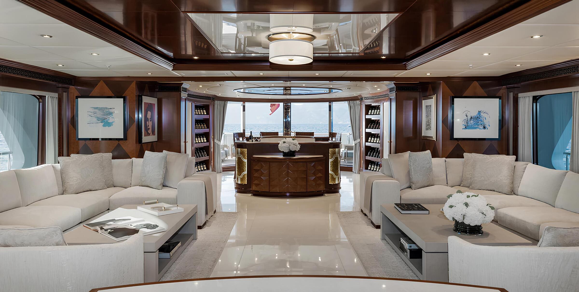 Зона отдыха в главном салоне/Main salon lounge area