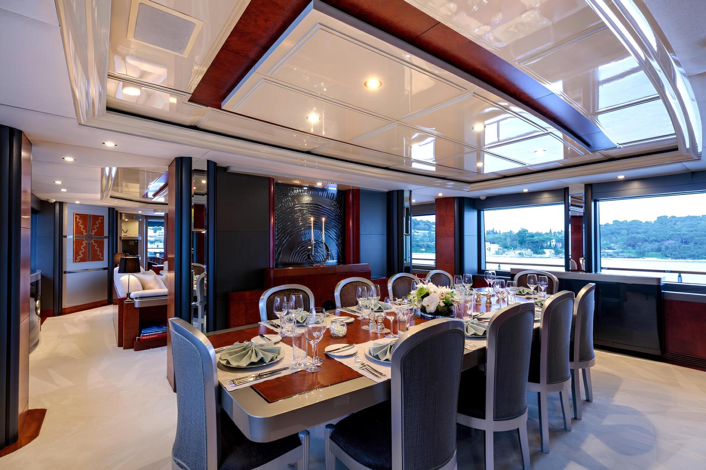 Обеденная зона в главном салоне/Main salon dining area