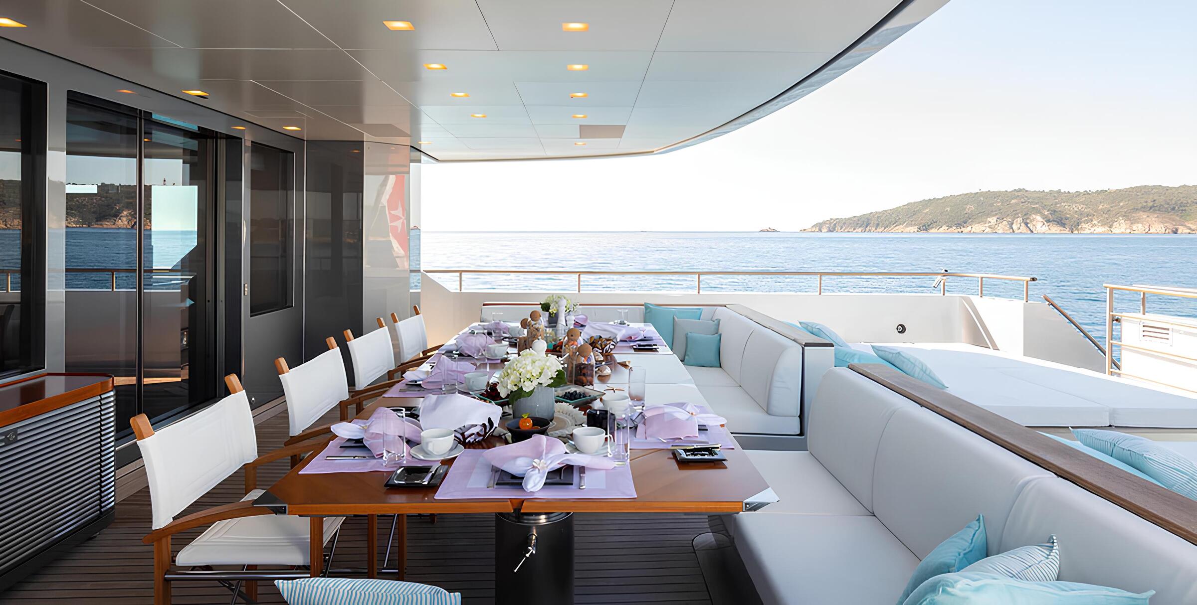 Обеденная зона на корме главной палубы/Aft main deck dining area