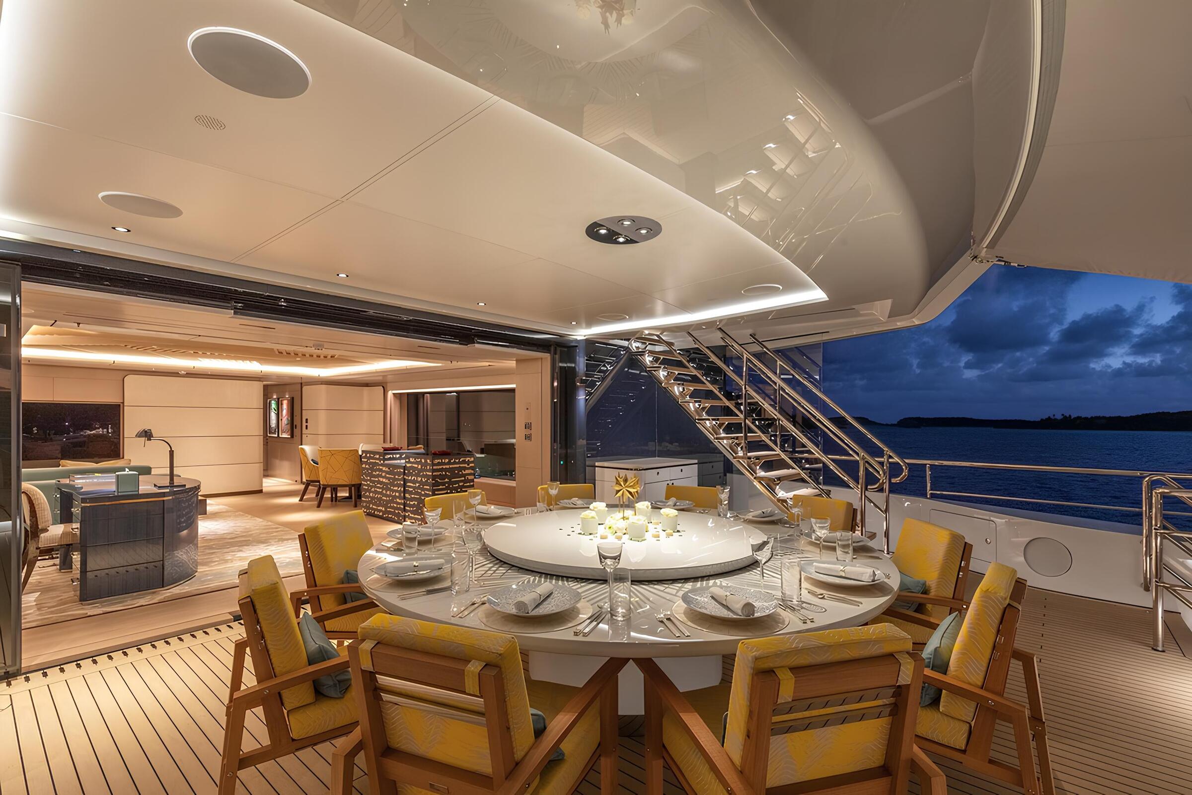 Обеденная зона на корме верхней палубы/Aft upper deck dining area