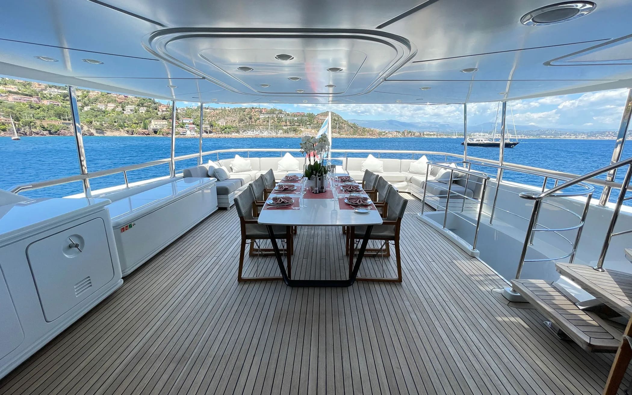 Обеденная зона на корме верхней палубы/Aft upper deck dining area