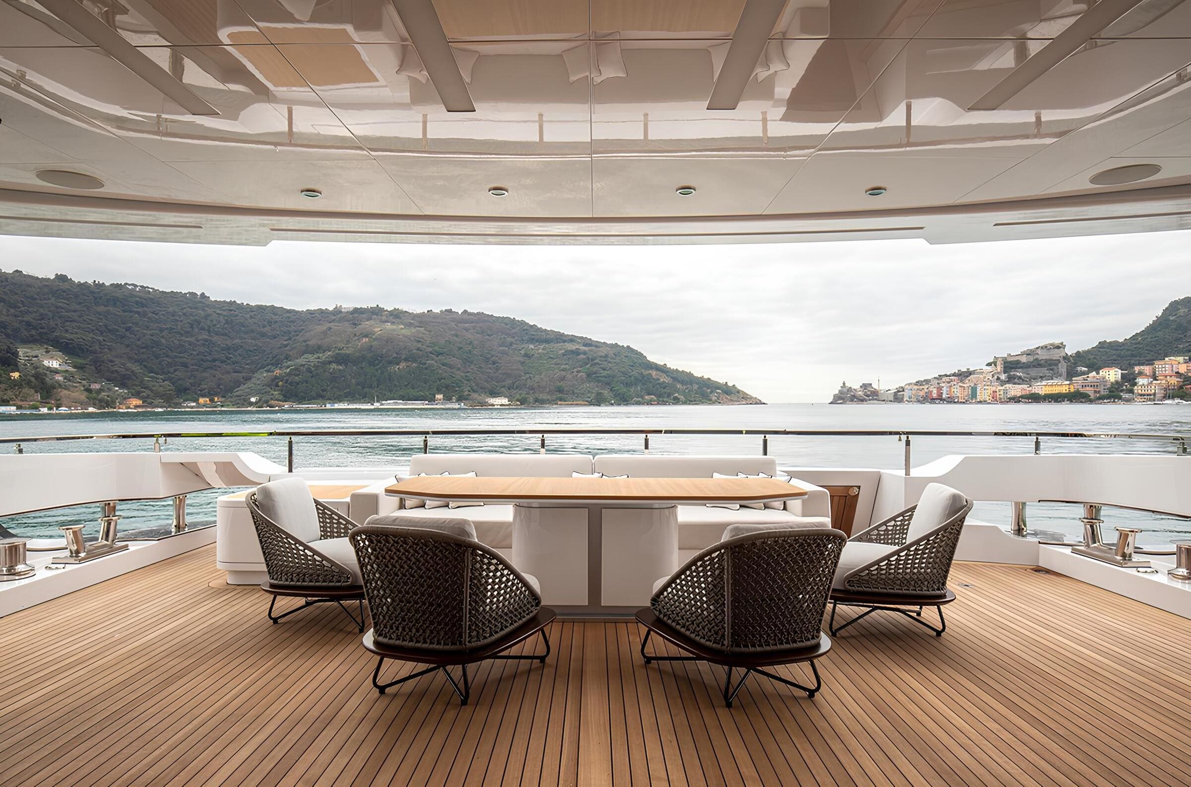 Обеденная зона на корме главной палубы/Aft main deck dining area