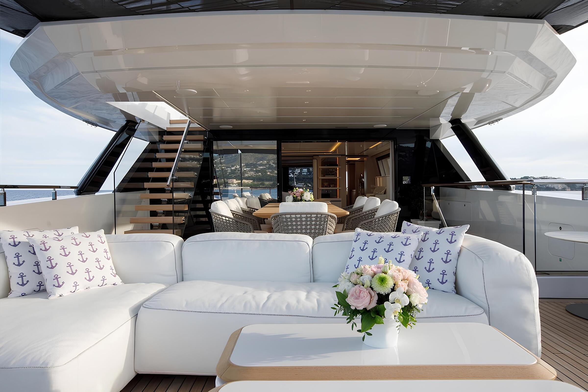 Зона отдыха на корме верхней палубы/Aft upper deck lounge area
