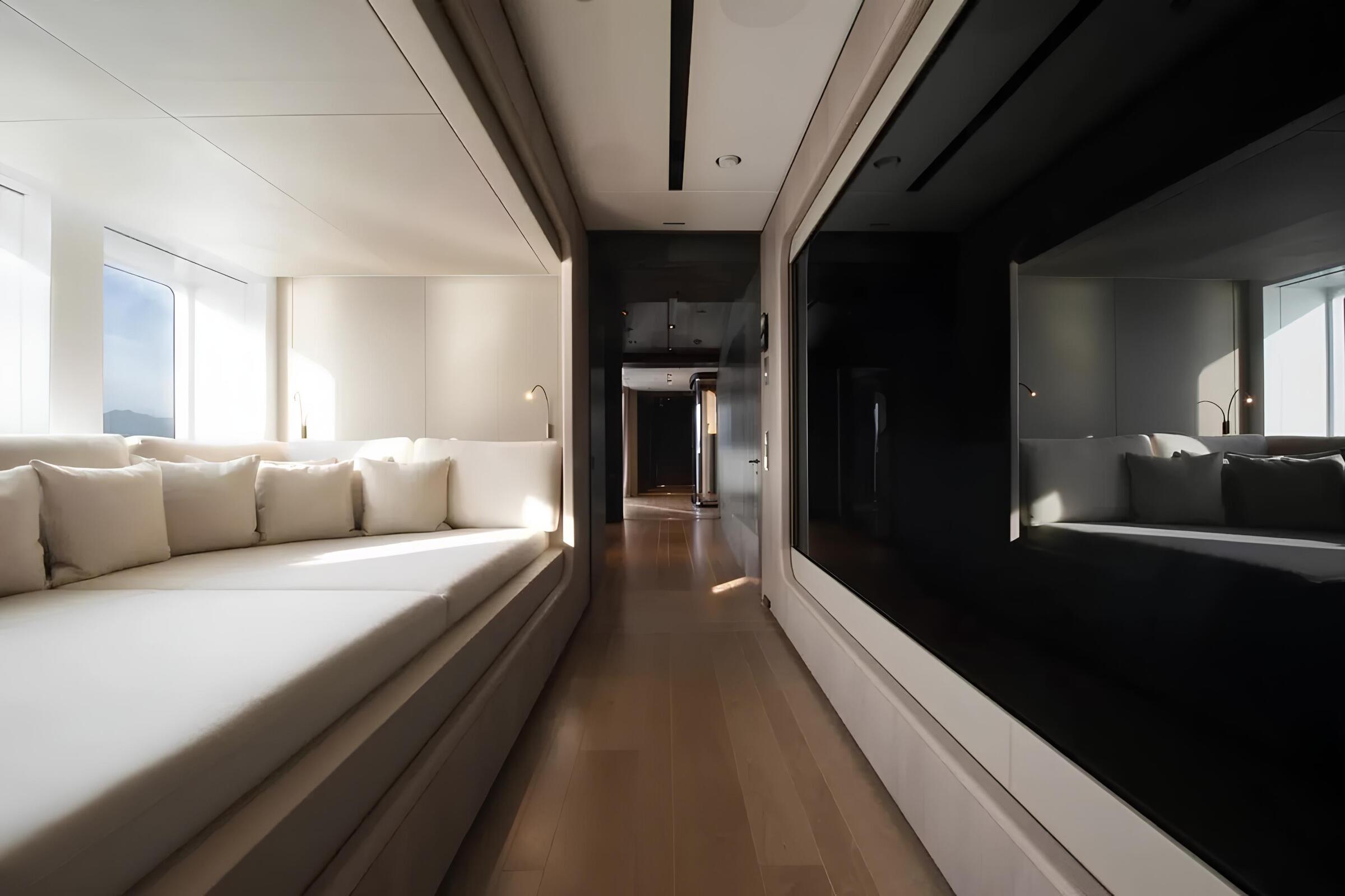 Зона отдыха в каюте владельца/Master cabin lounge area