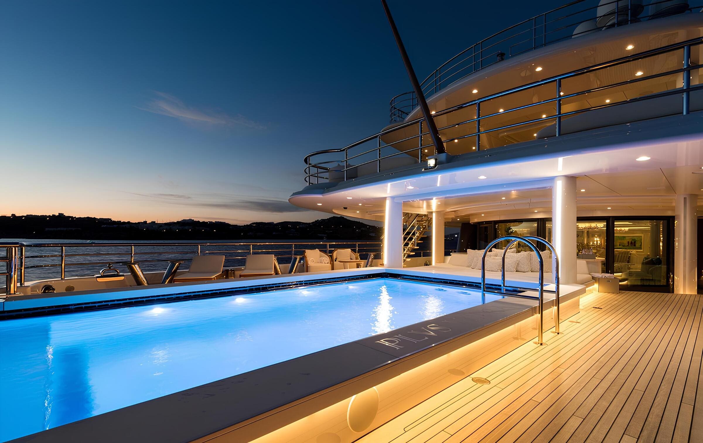 Зона отдыха на корме главной палубы/Aft main deck lounge area