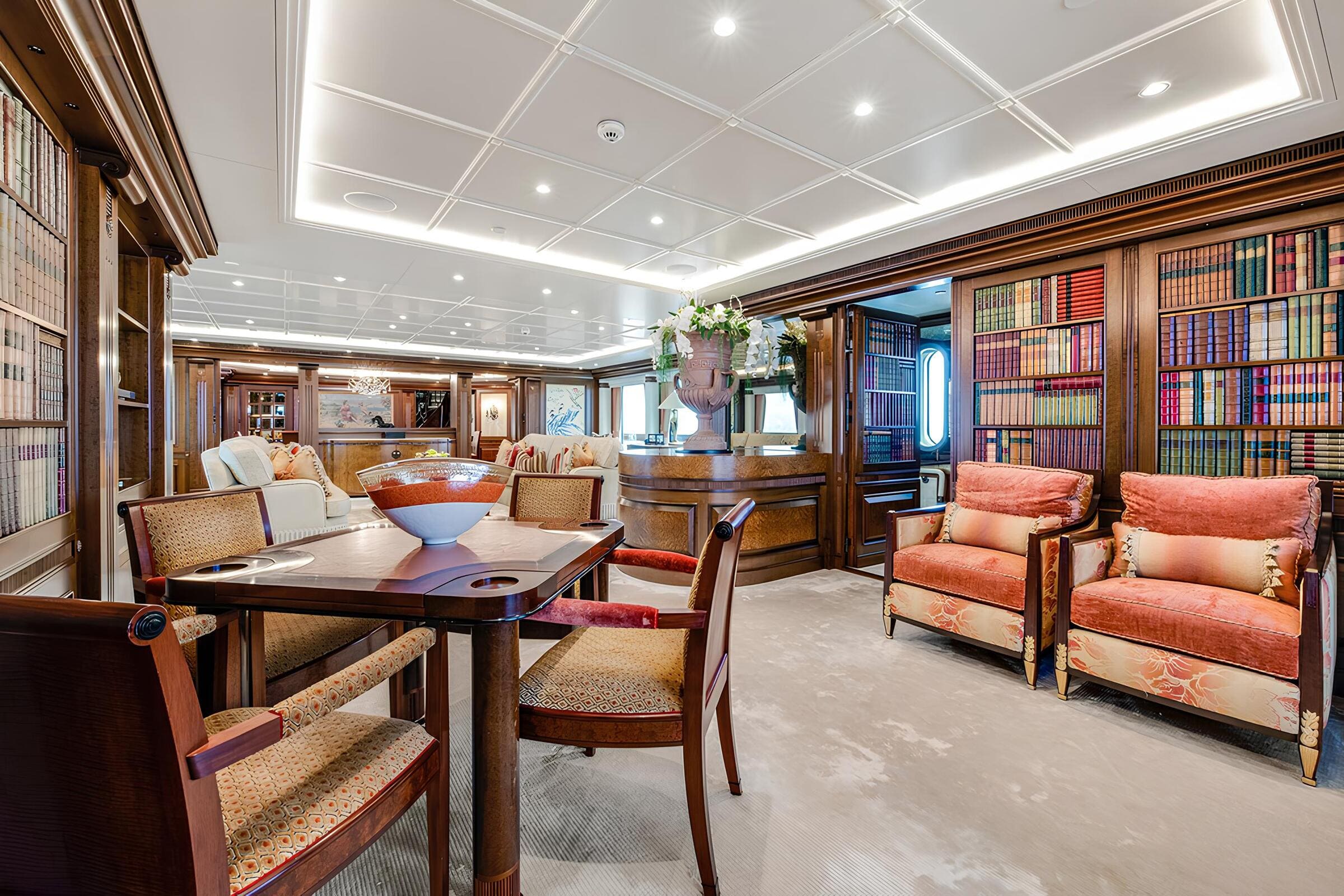 Салон на верхней палубе/Upper deck saloon