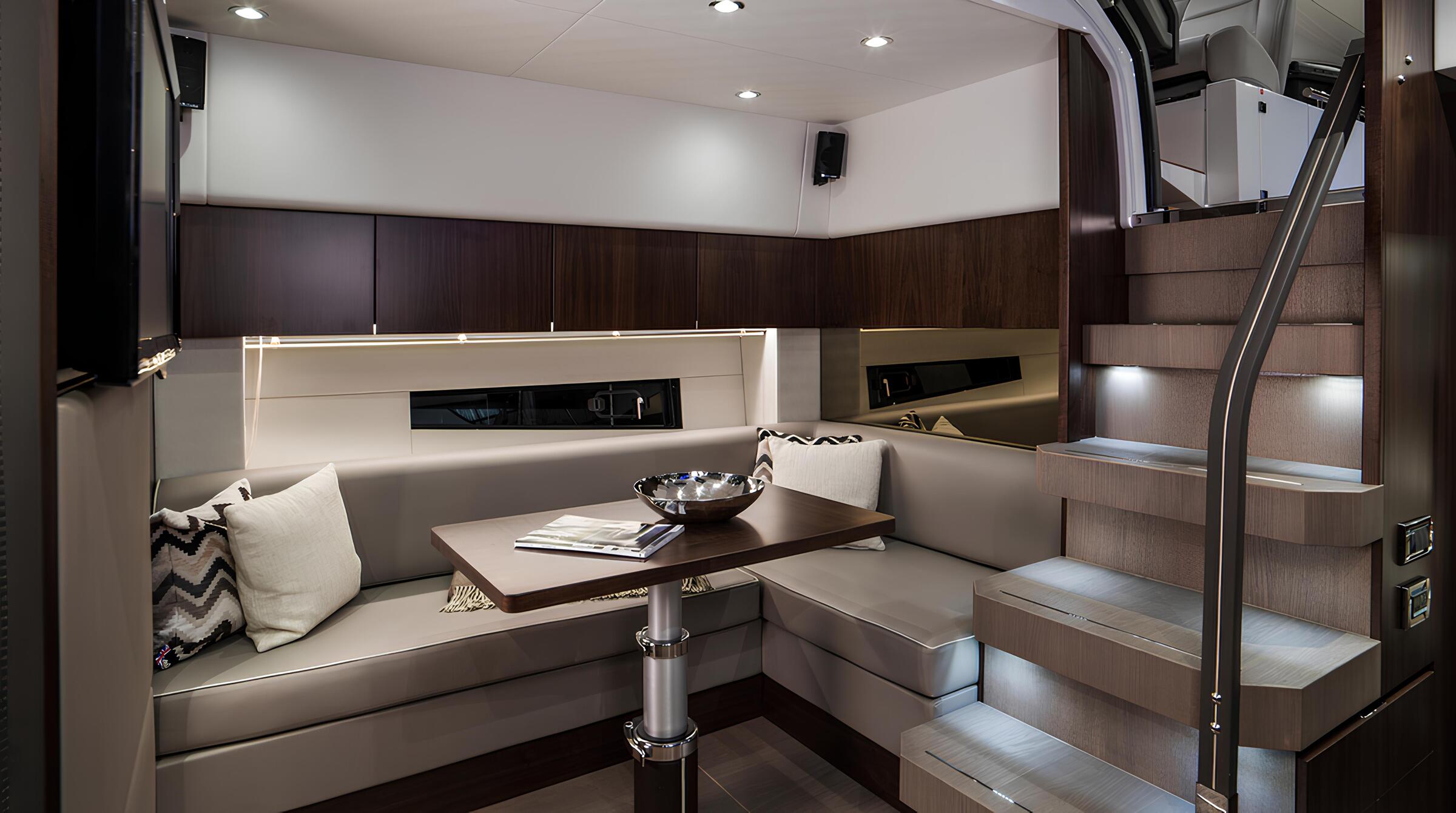 Обеденная зона на нижней палубе/Lower deck dining area