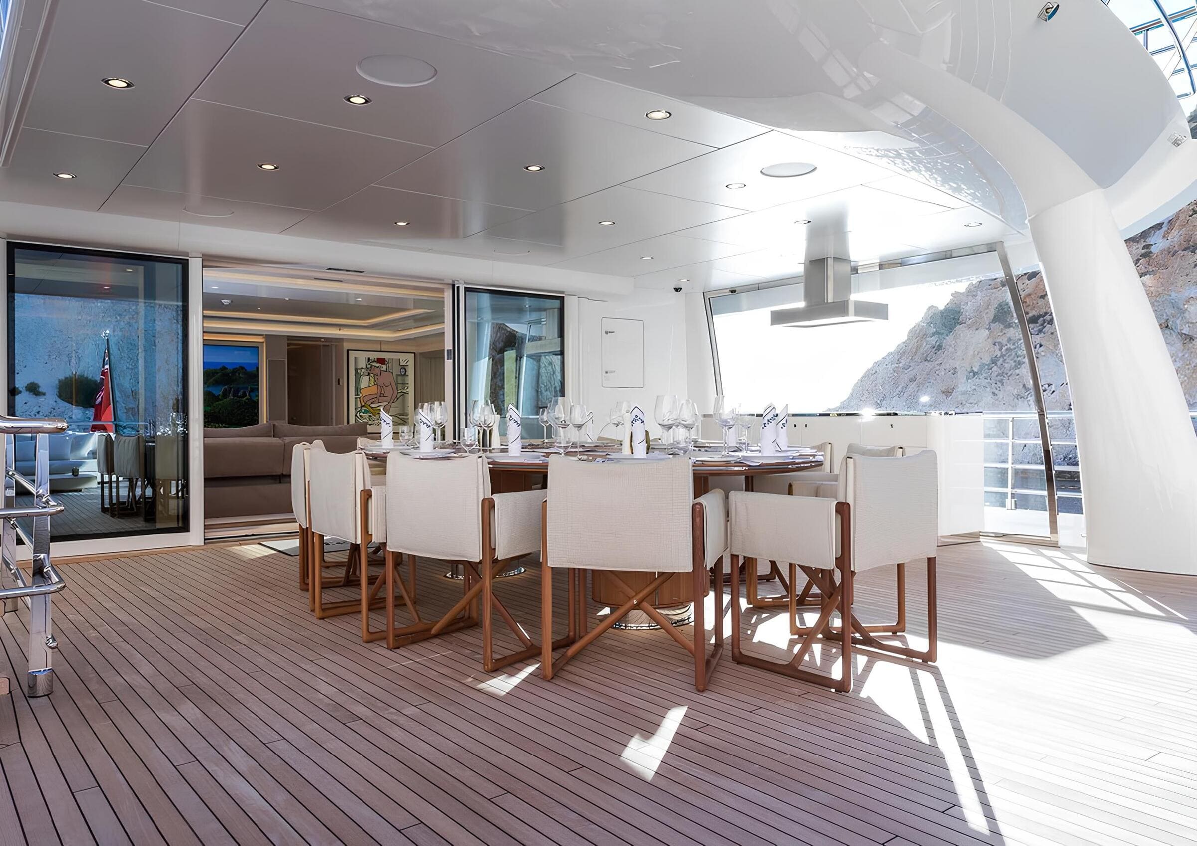 Обеденная зона на корме верхней палубы/Aft upper deck dining area